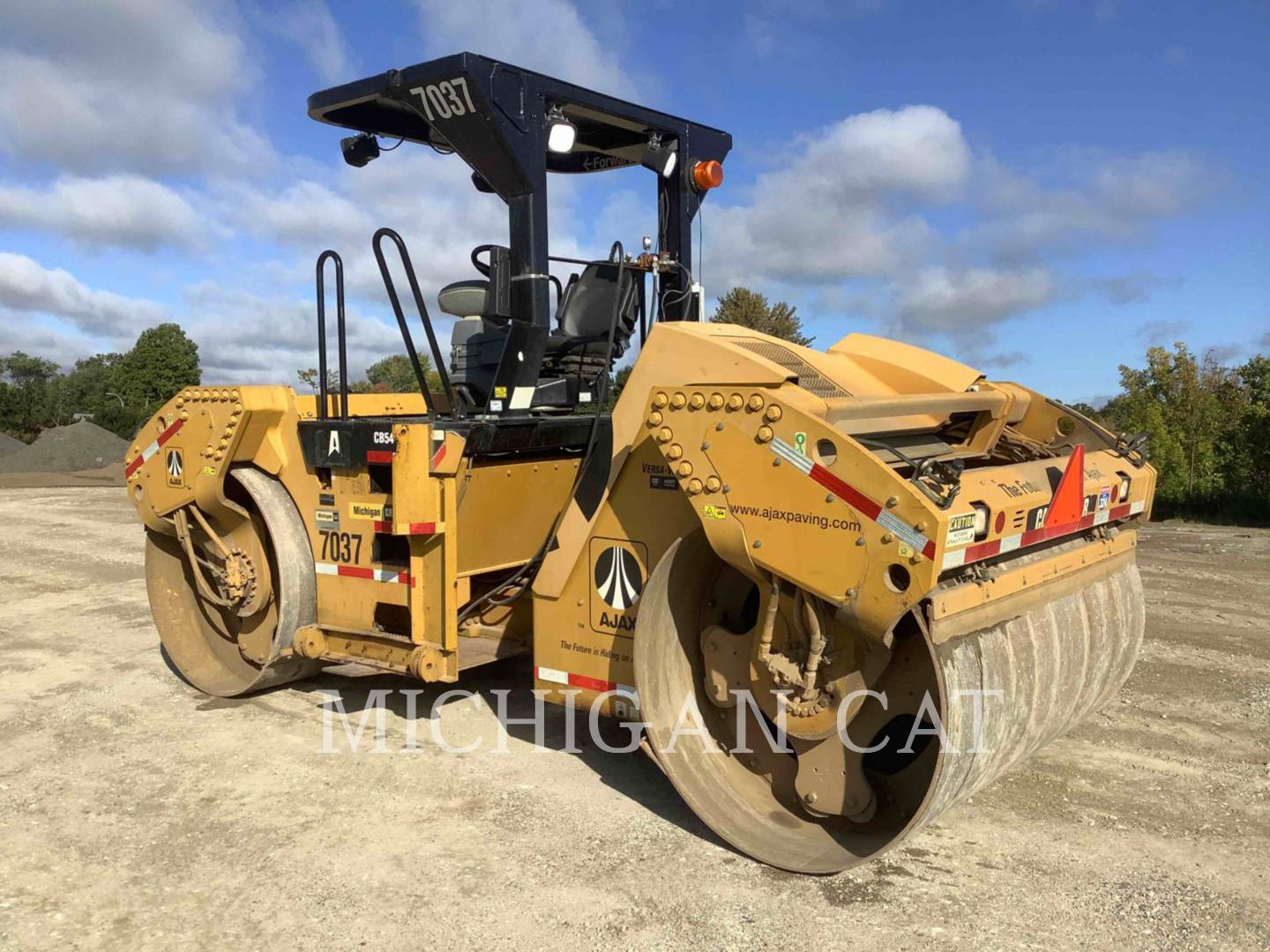 2012 Caterpillar CB54 XW Vibratory Double