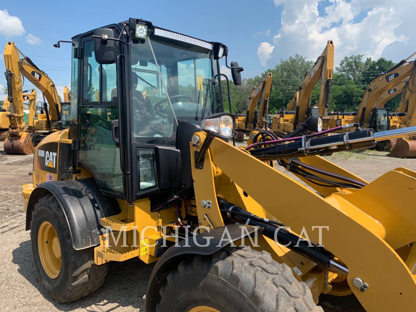 2018 Caterpillar 908M A Wheel Loader