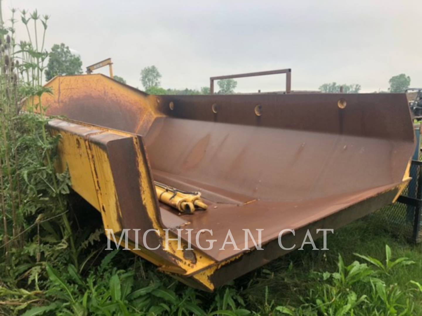 2014 Caterpillar 725 DUMPBOX Truck