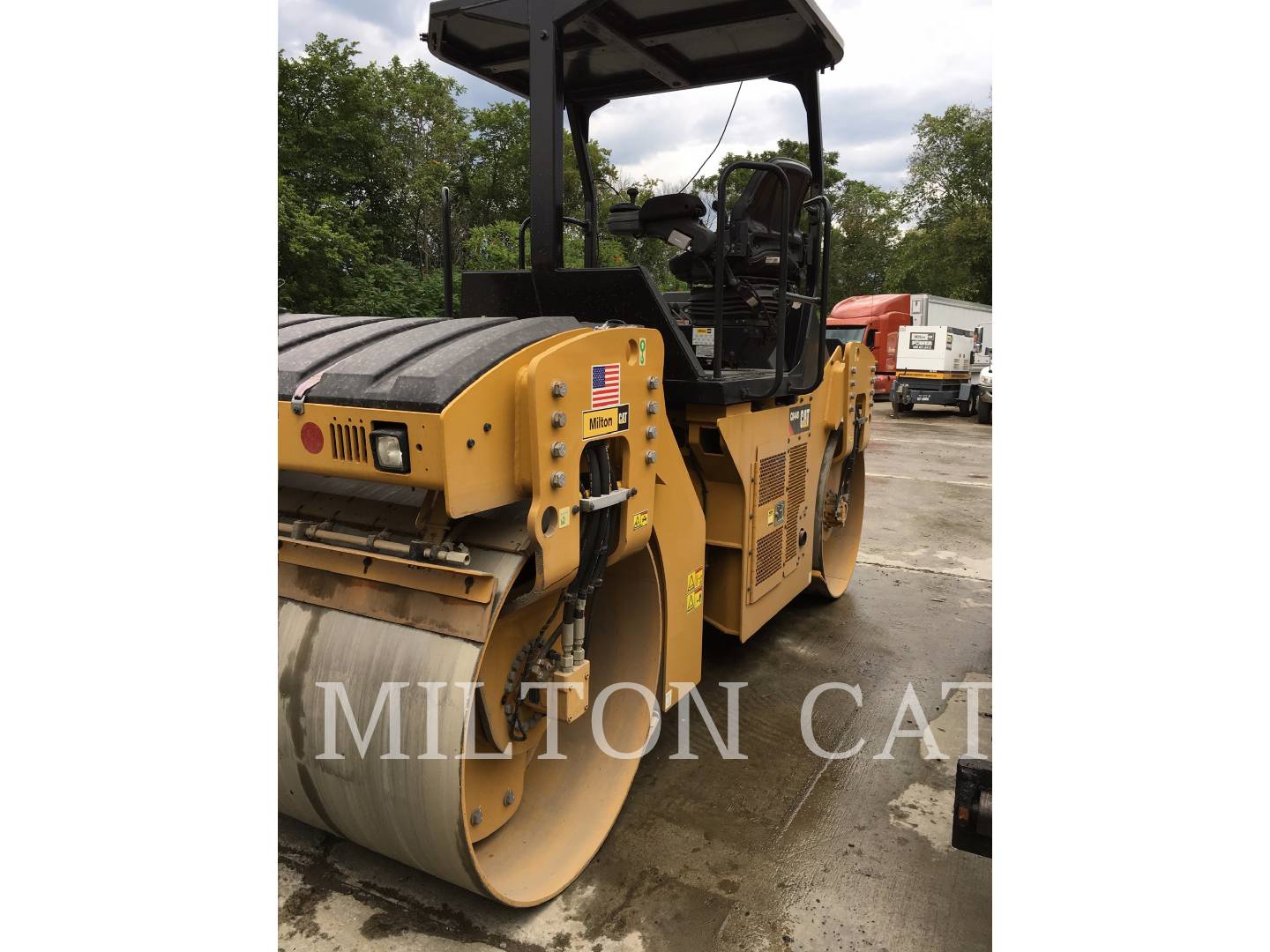 2015 Caterpillar CB44B Compactor