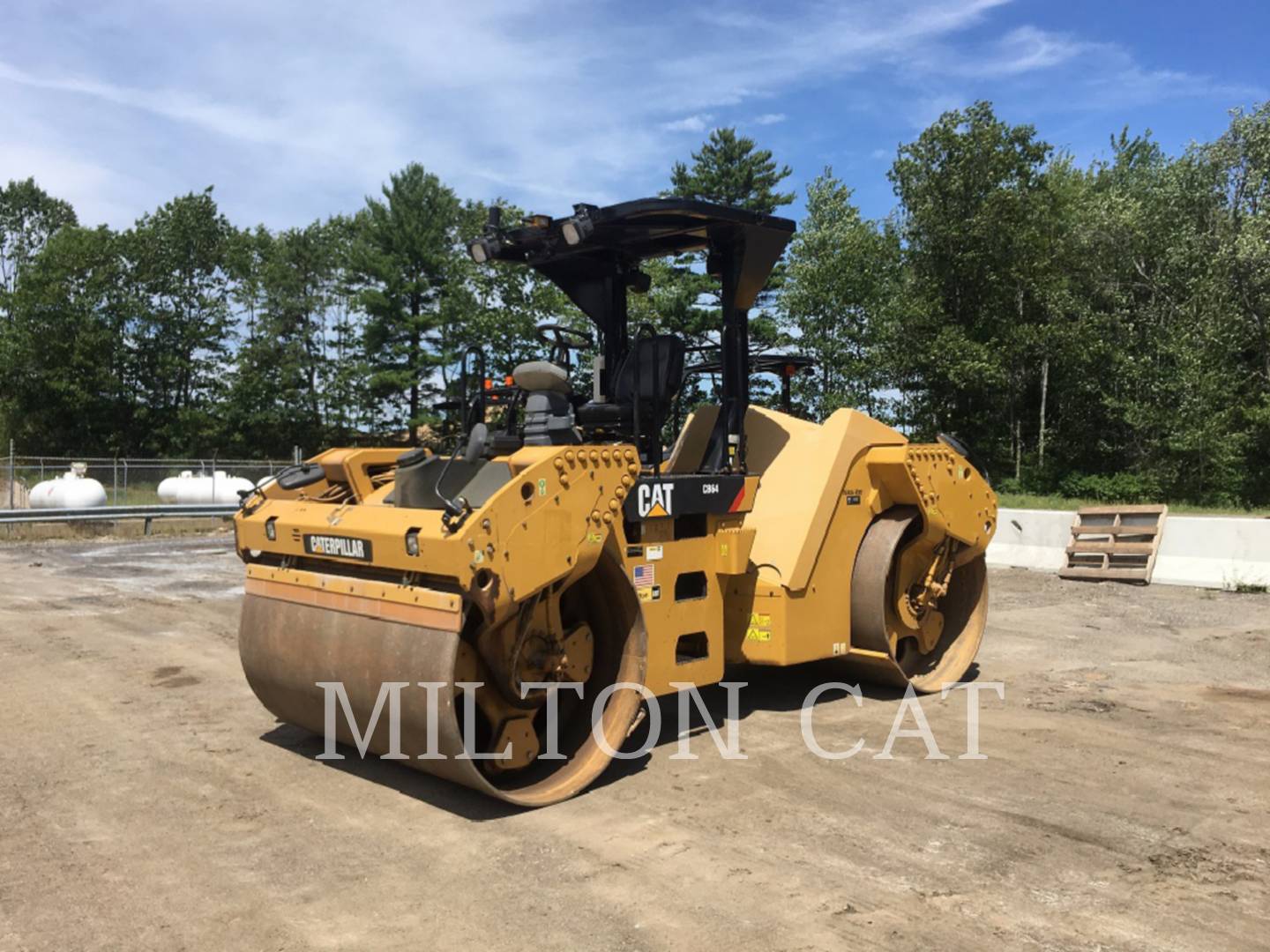 2013 Caterpillar CB64 Compactor