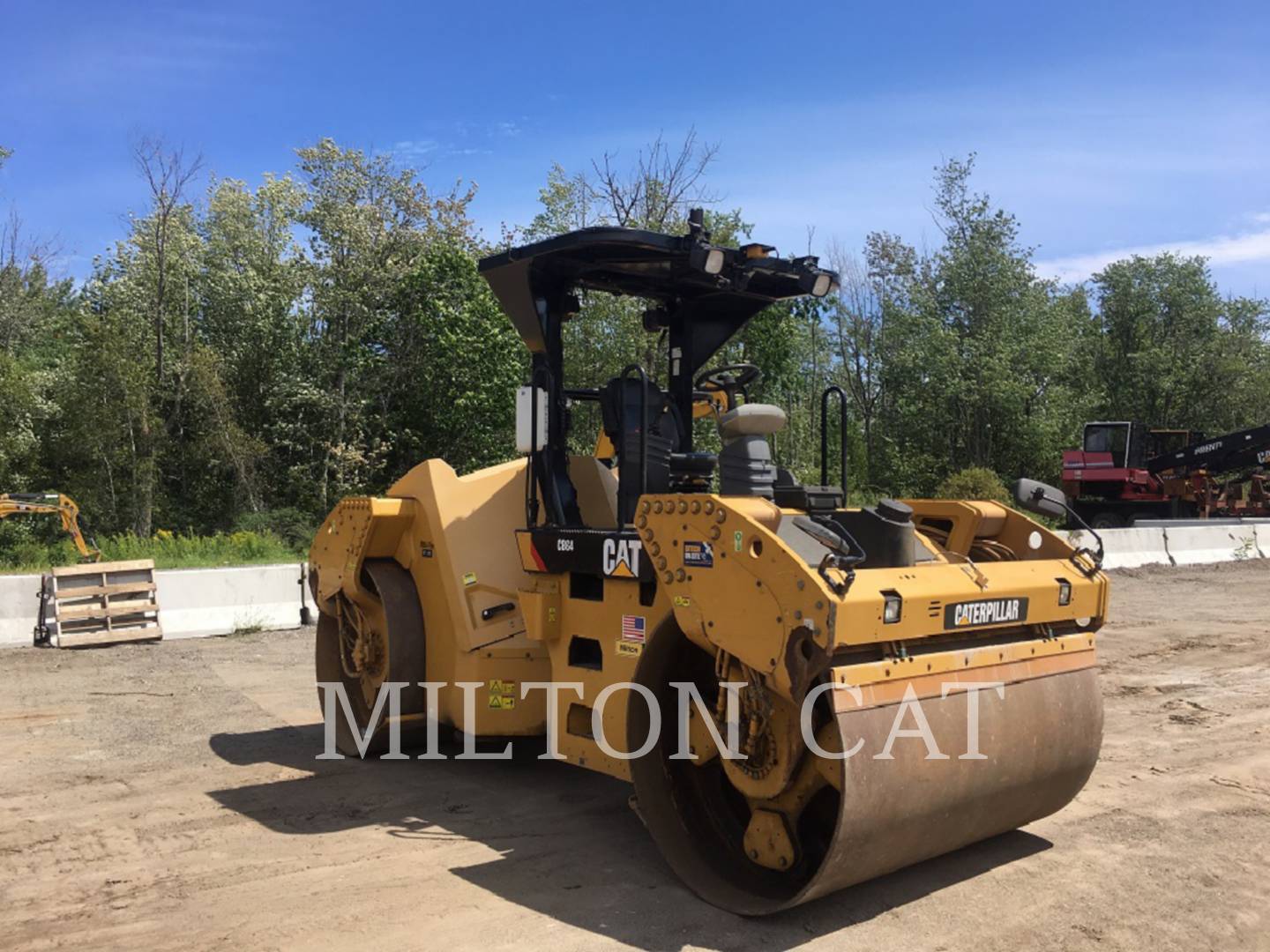 2013 Caterpillar CB64 Compactor