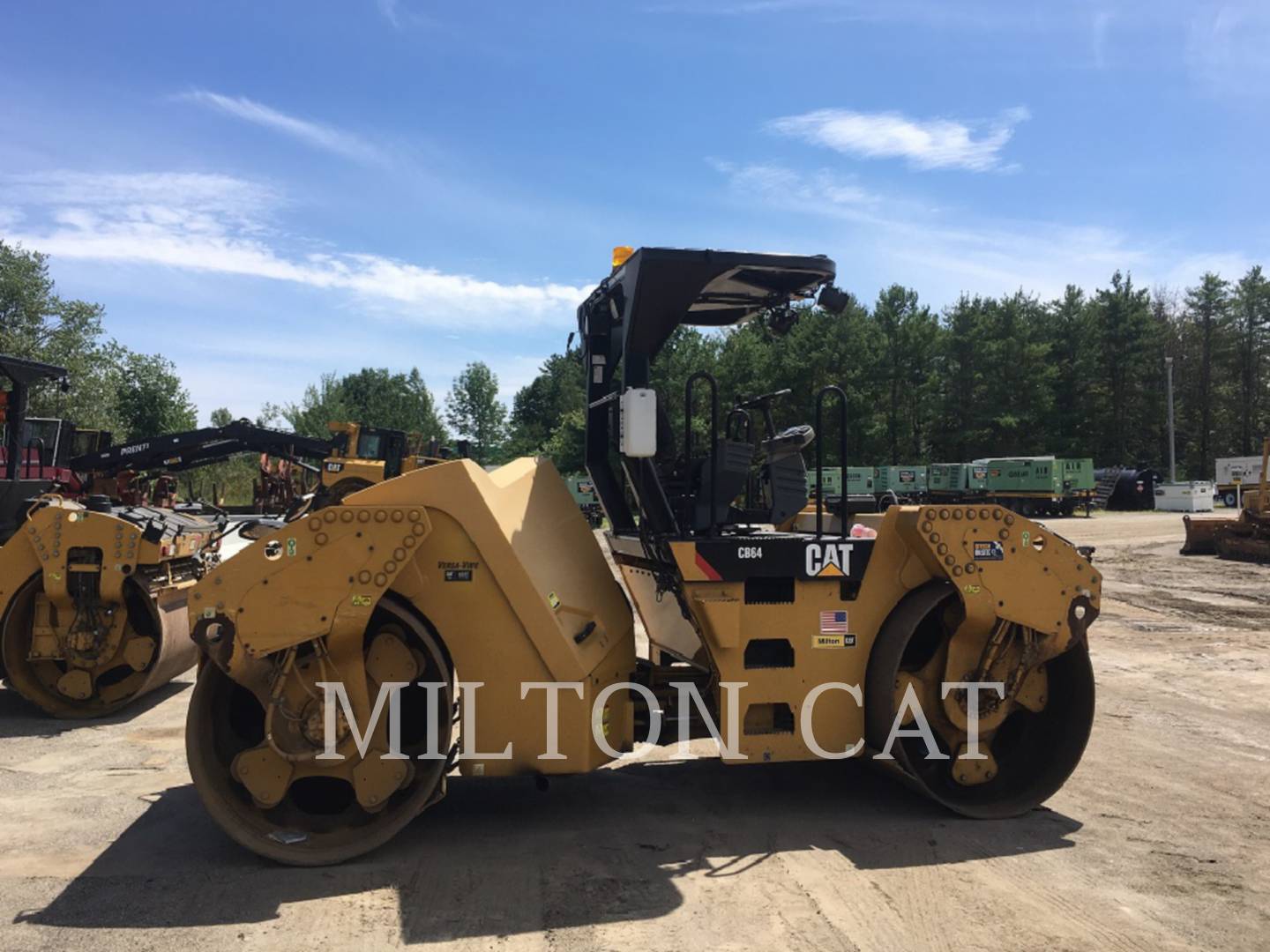 2013 Caterpillar CB64 Compactor