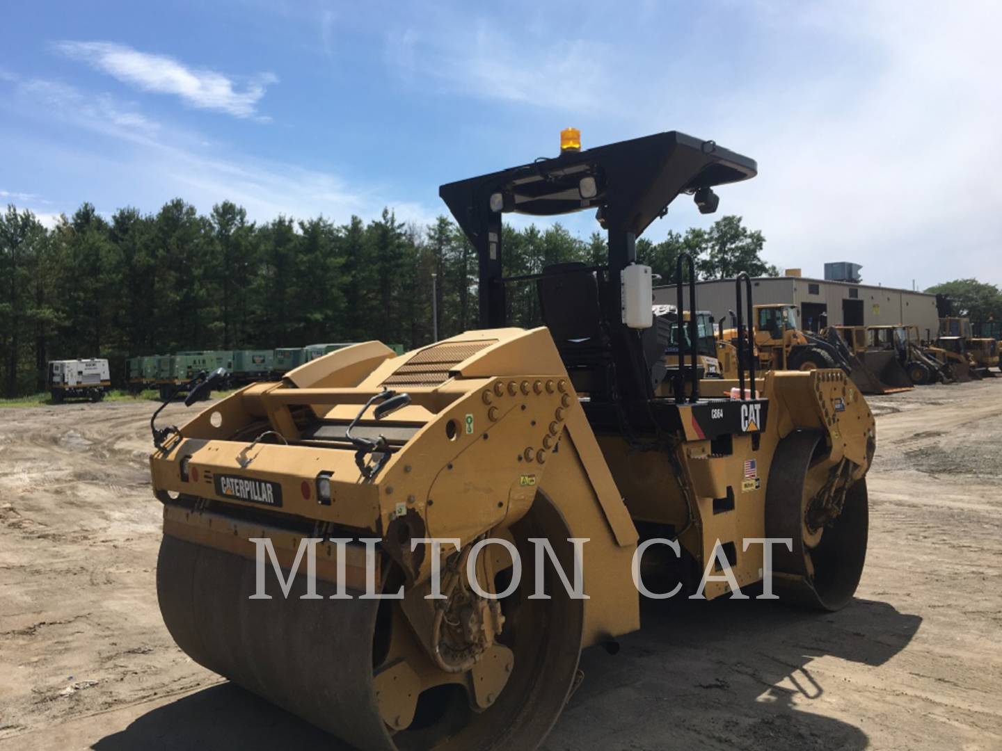 2013 Caterpillar CB64 Compactor