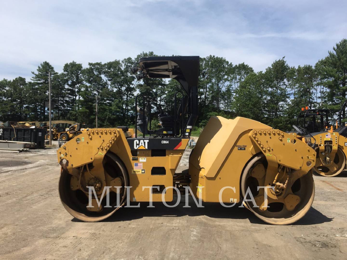 2013 Caterpillar CB64 Compactor