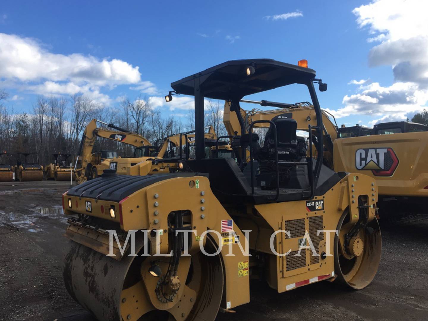 2016 Caterpillar CB54B Compactor