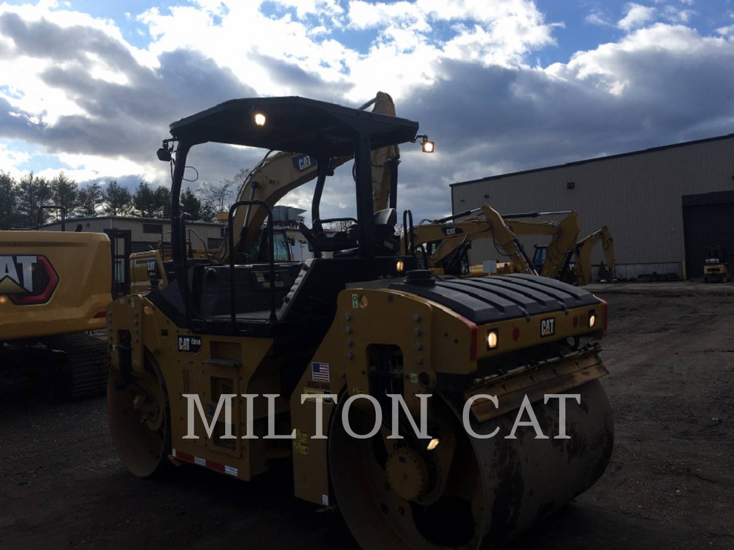 2016 Caterpillar CB54B Compactor