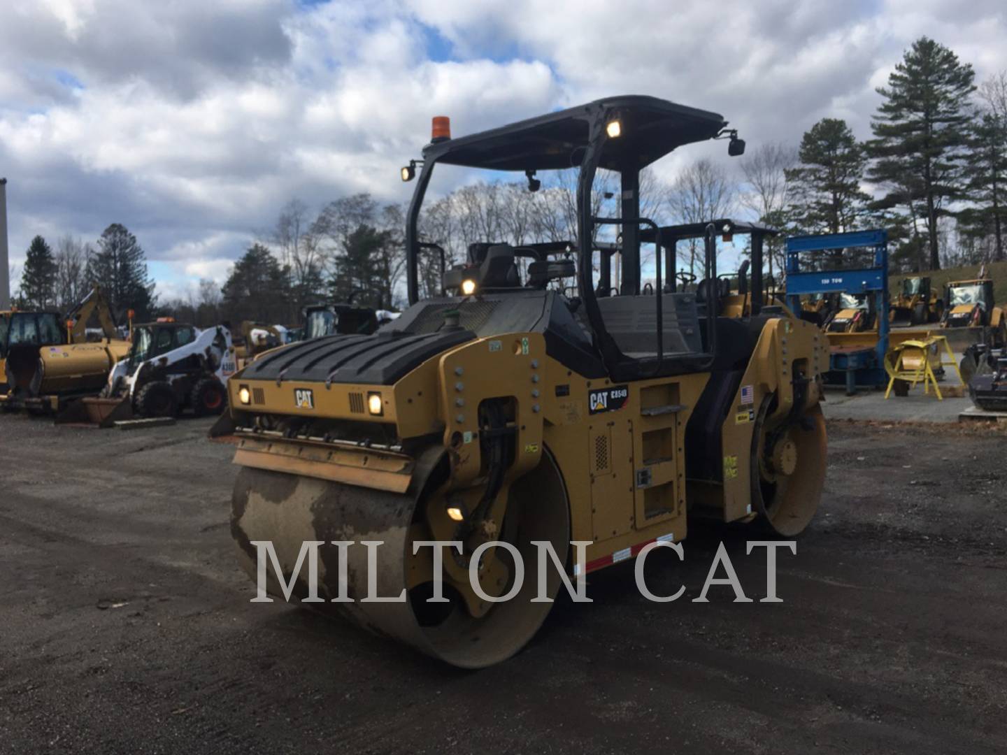 2016 Caterpillar CB54B Compactor