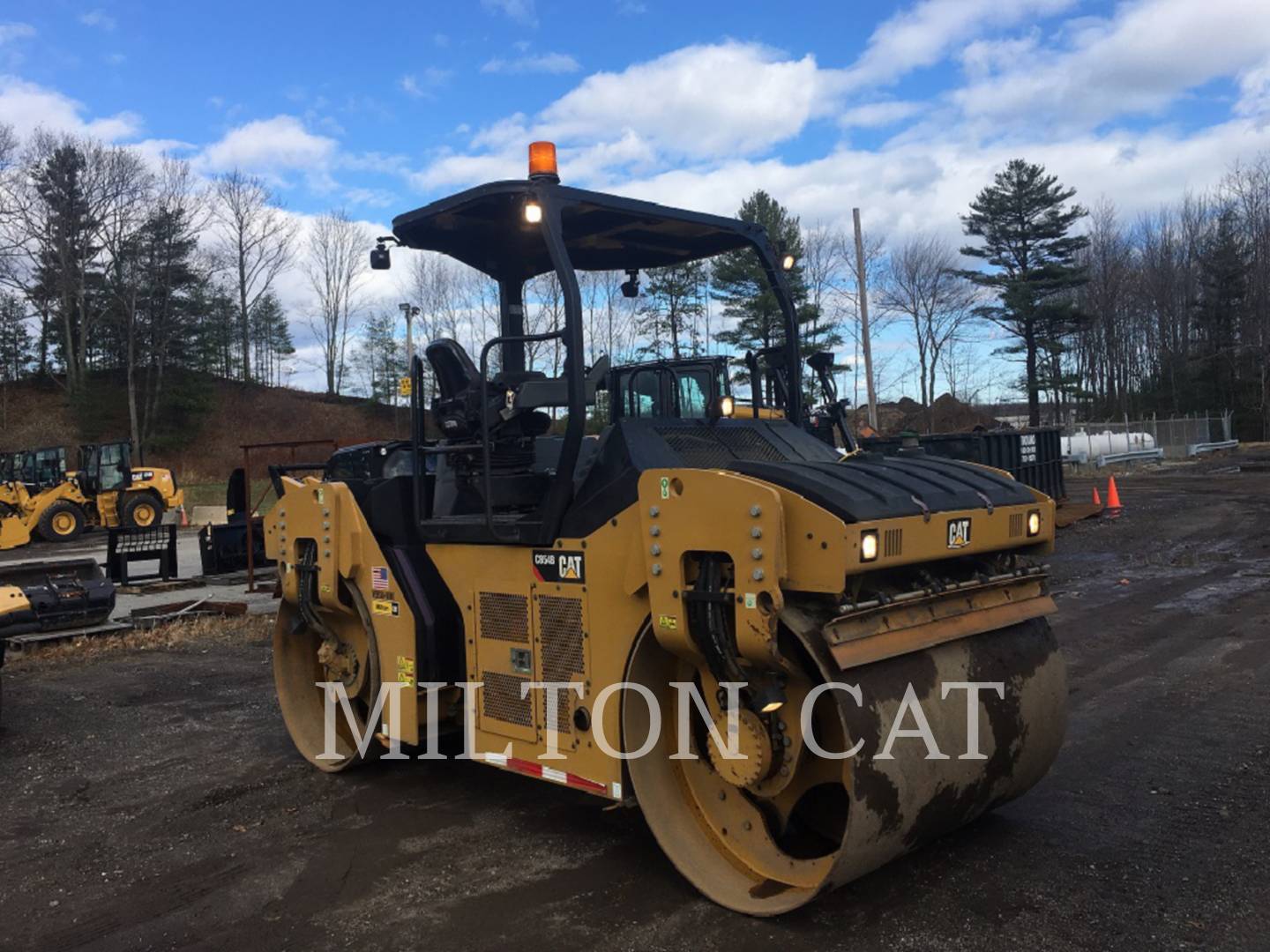 2016 Caterpillar CB54B Compactor