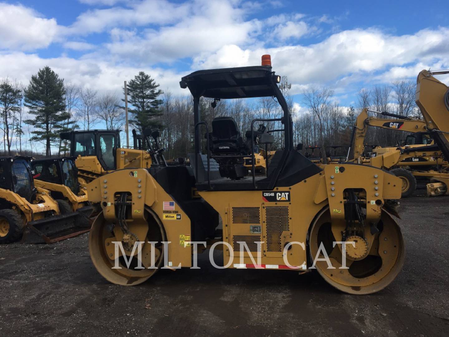 2016 Caterpillar CB54B Compactor