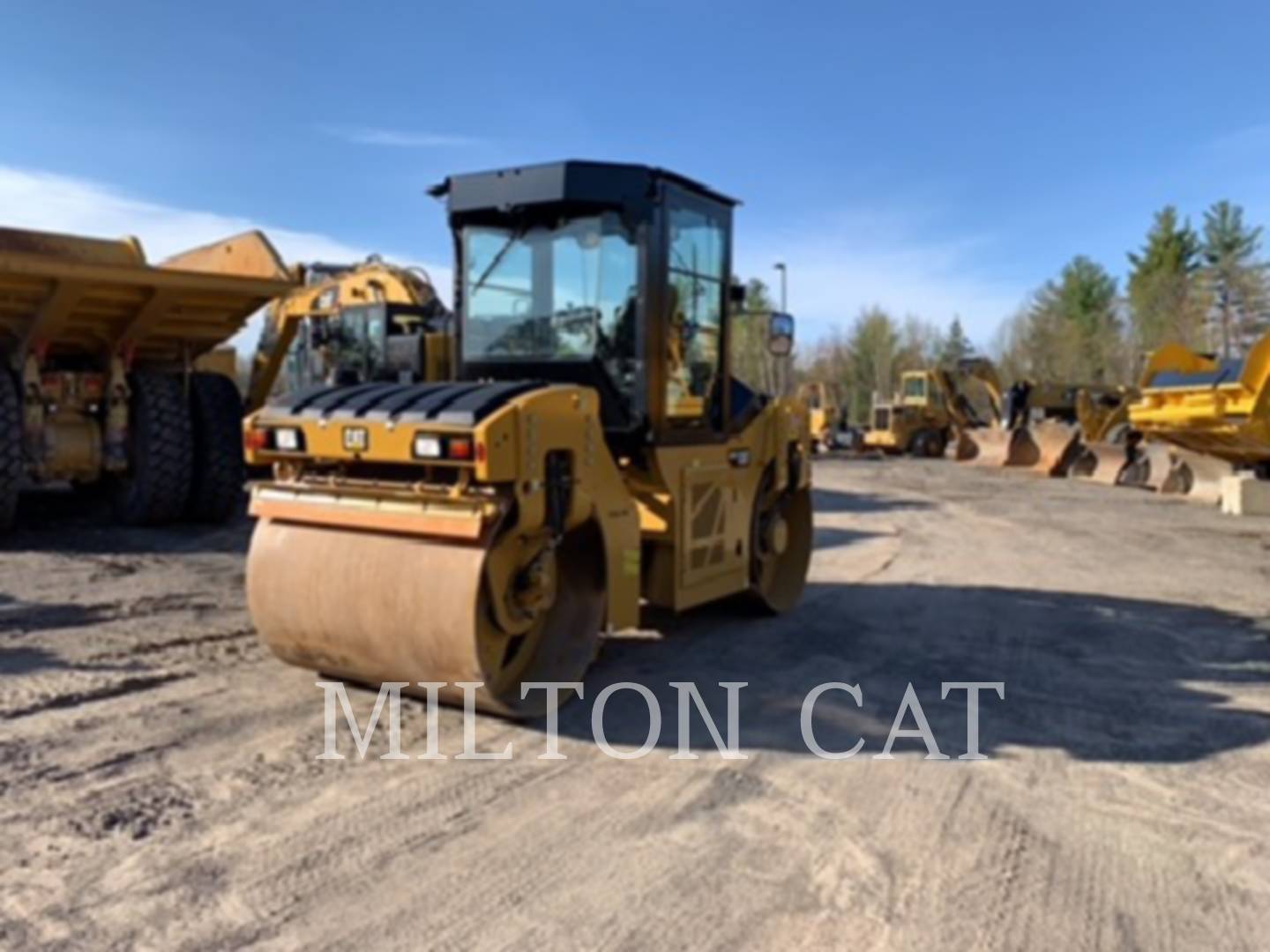 2018 Caterpillar CB10 Compactor