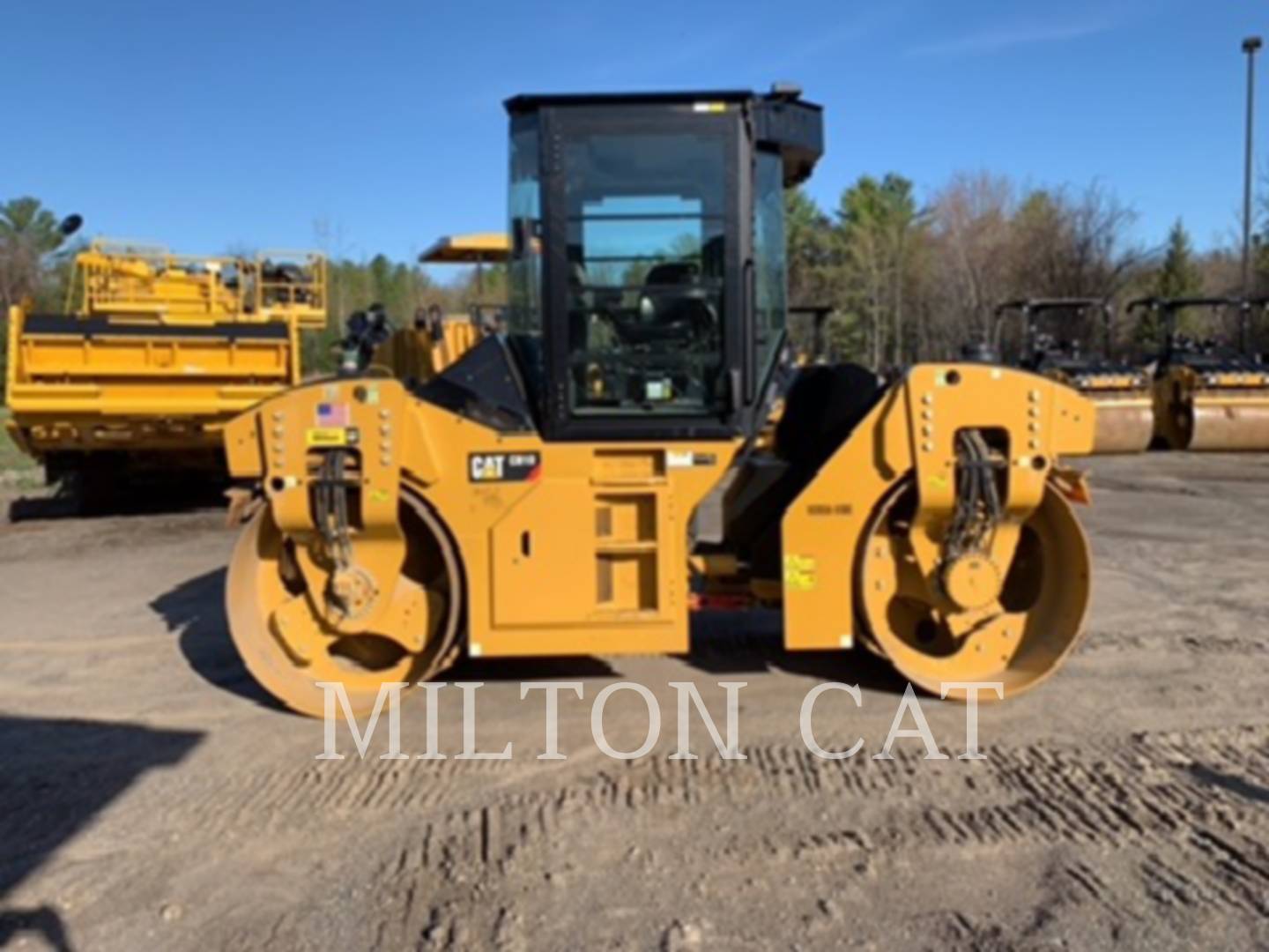 2018 Caterpillar CB10 Compactor