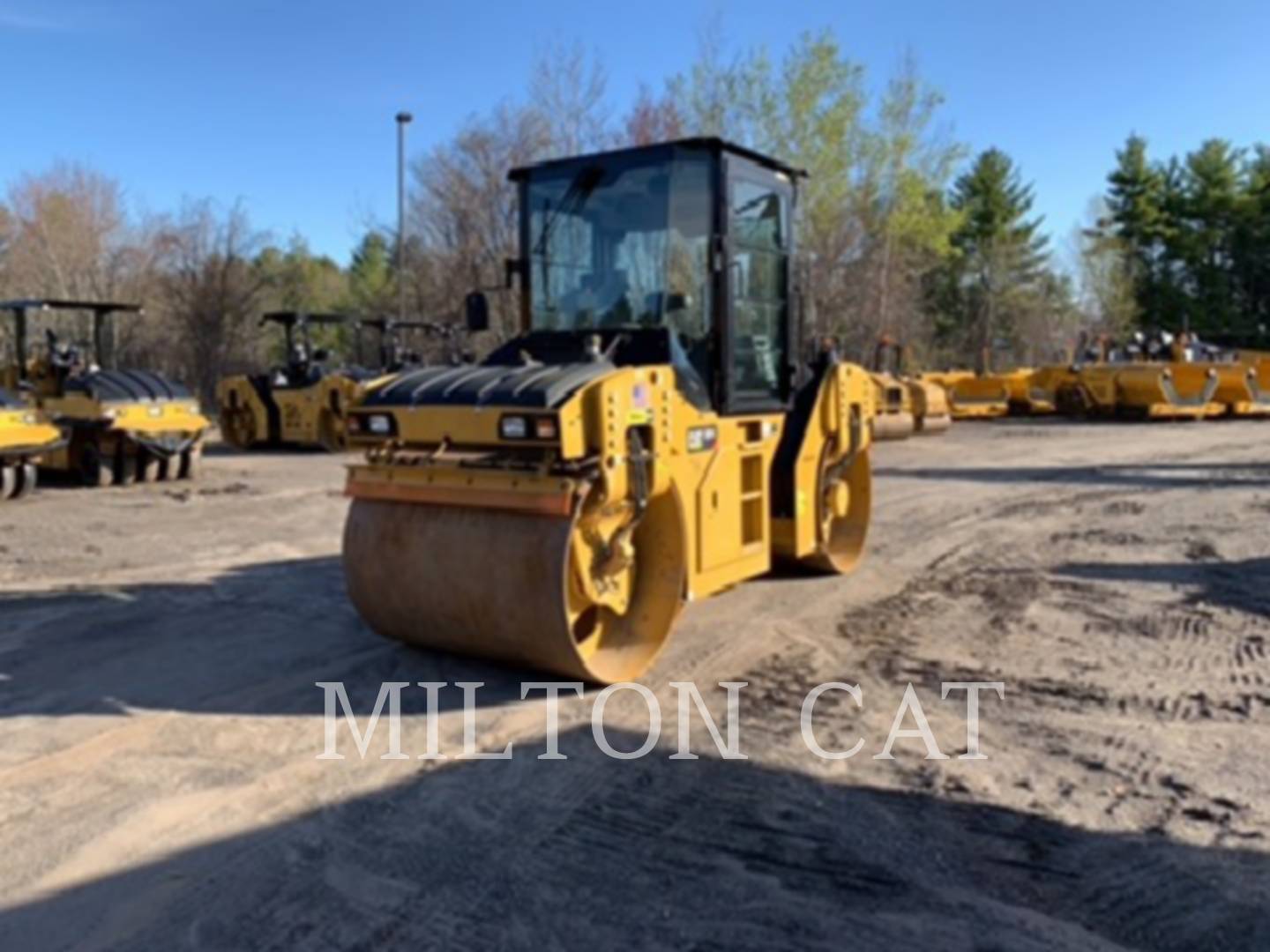 2018 Caterpillar CB10 Compactor