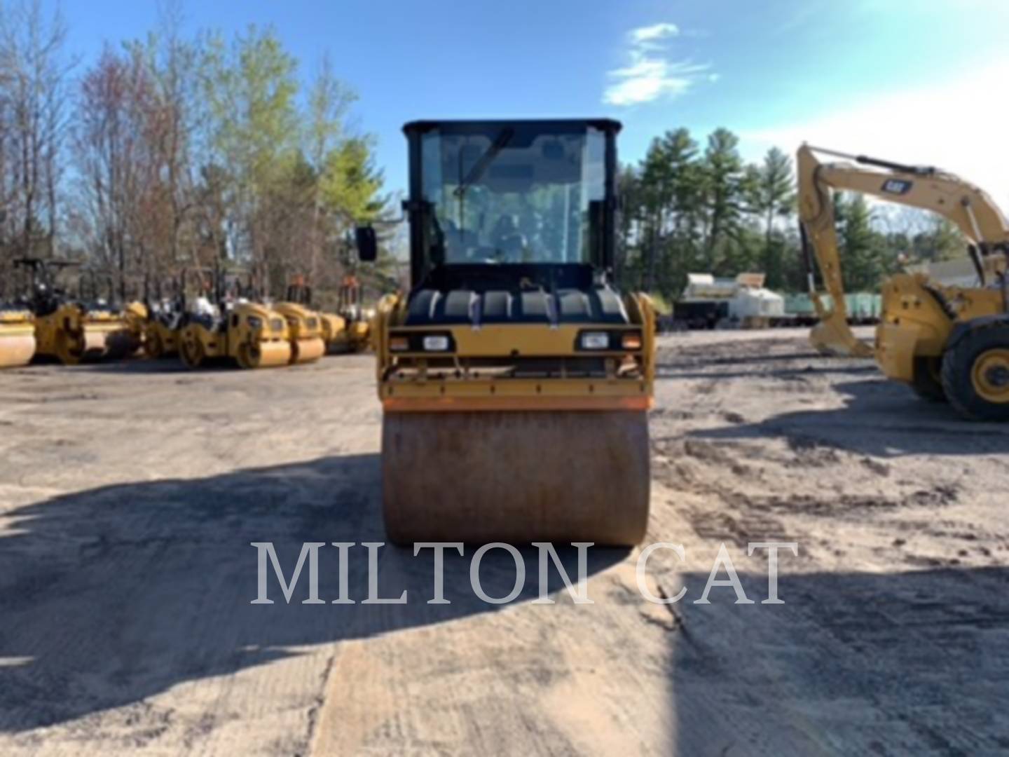 2018 Caterpillar CB10 Compactor