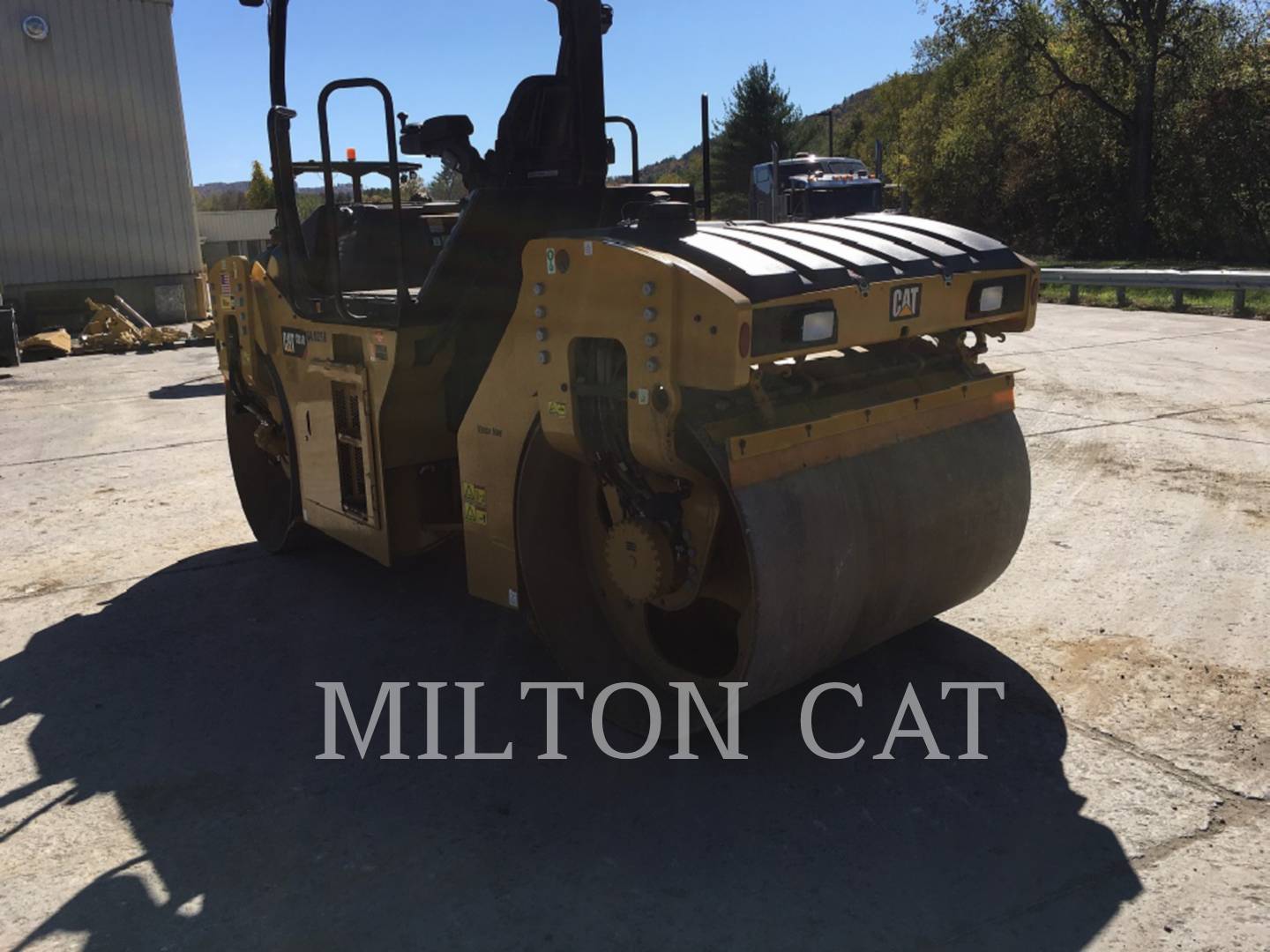 2018 Caterpillar CB10 Compactor