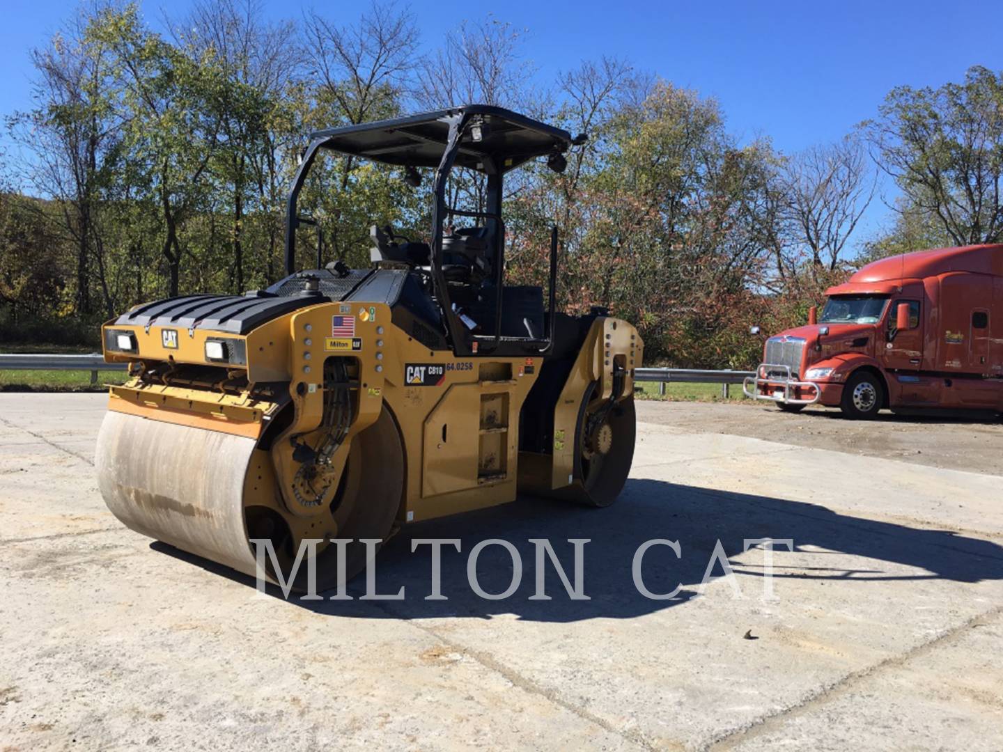 2018 Caterpillar CB10 Compactor