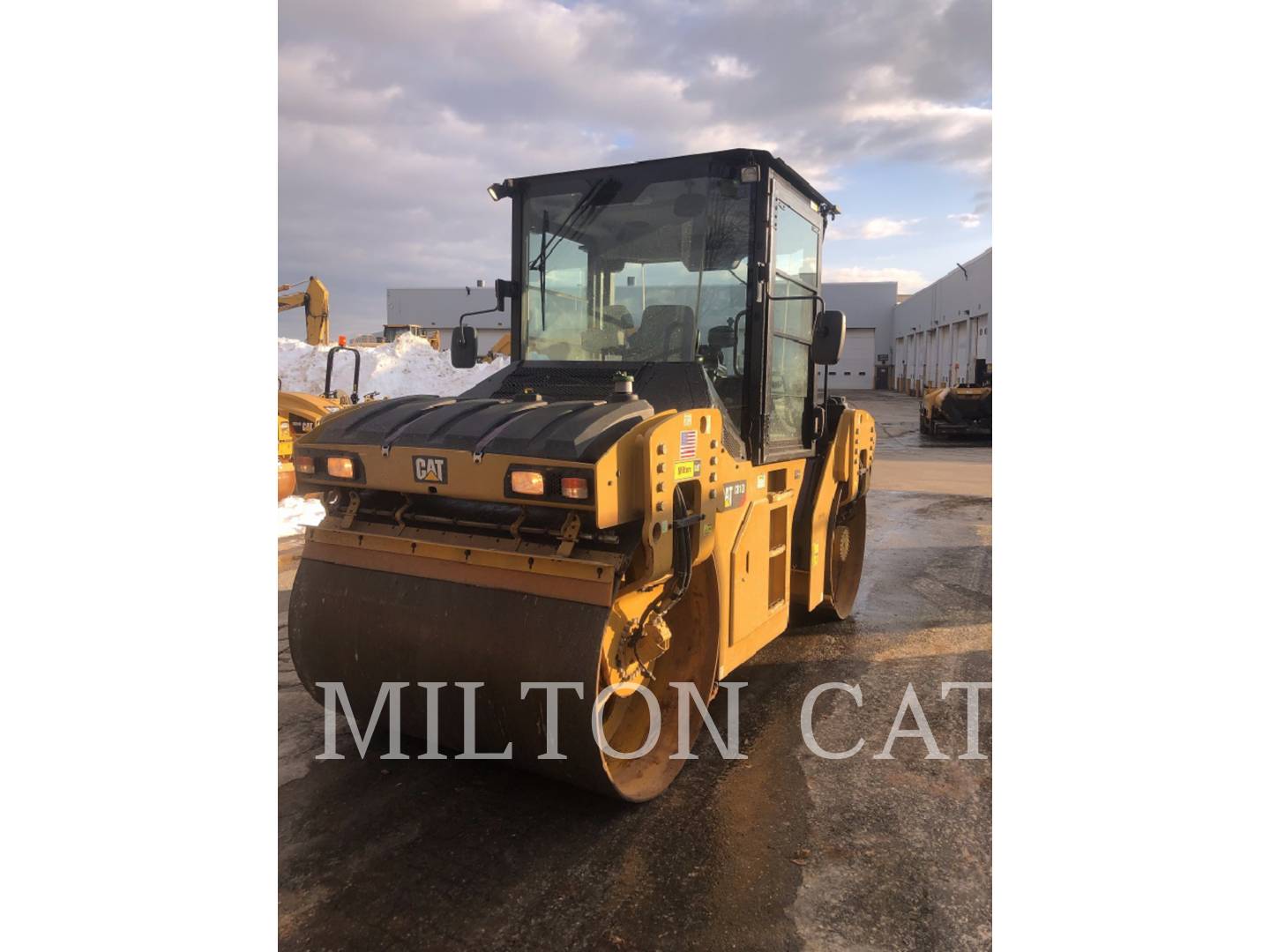 2018 Caterpillar CB10 Compactor