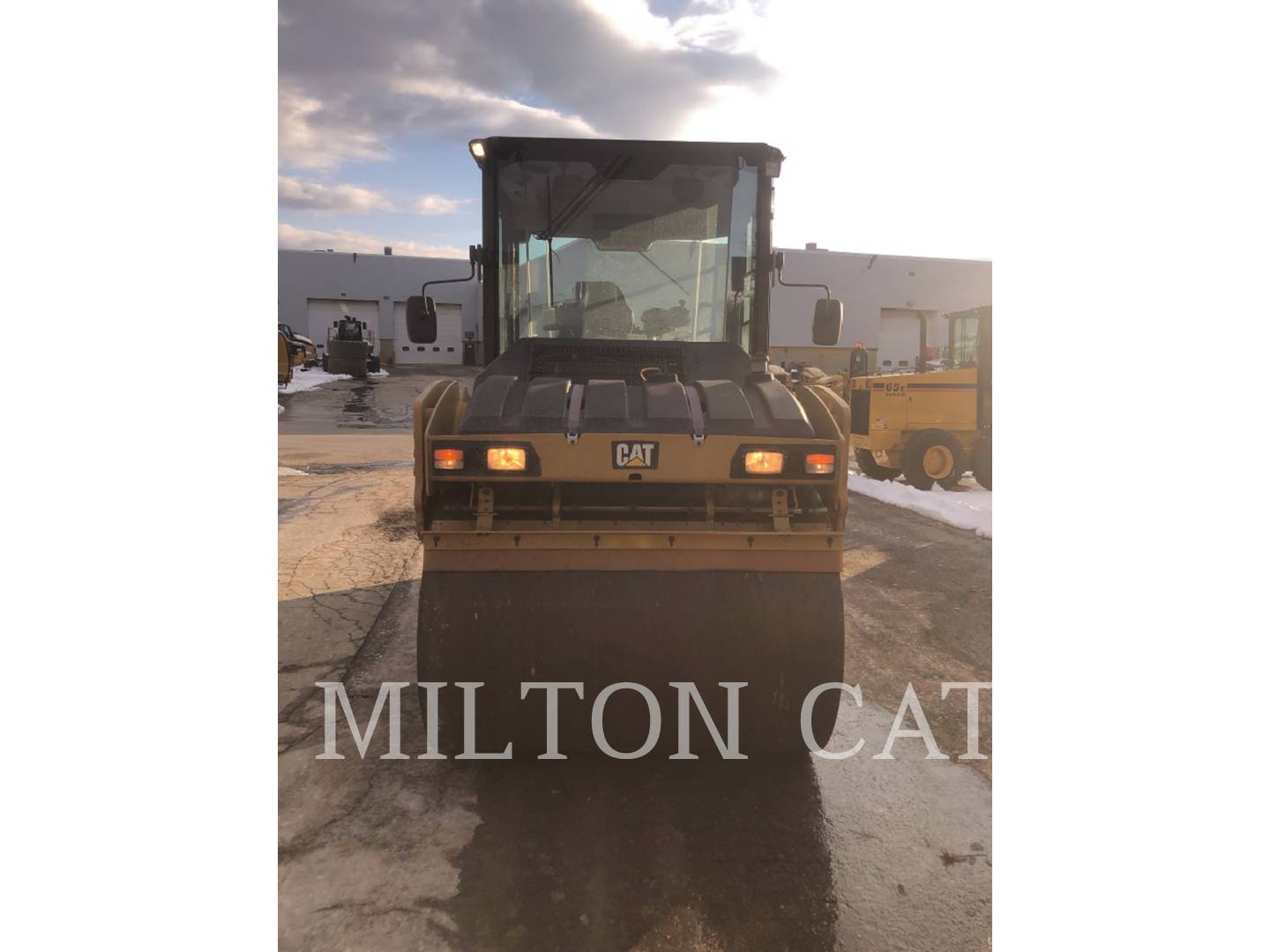 2018 Caterpillar CB10 Compactor