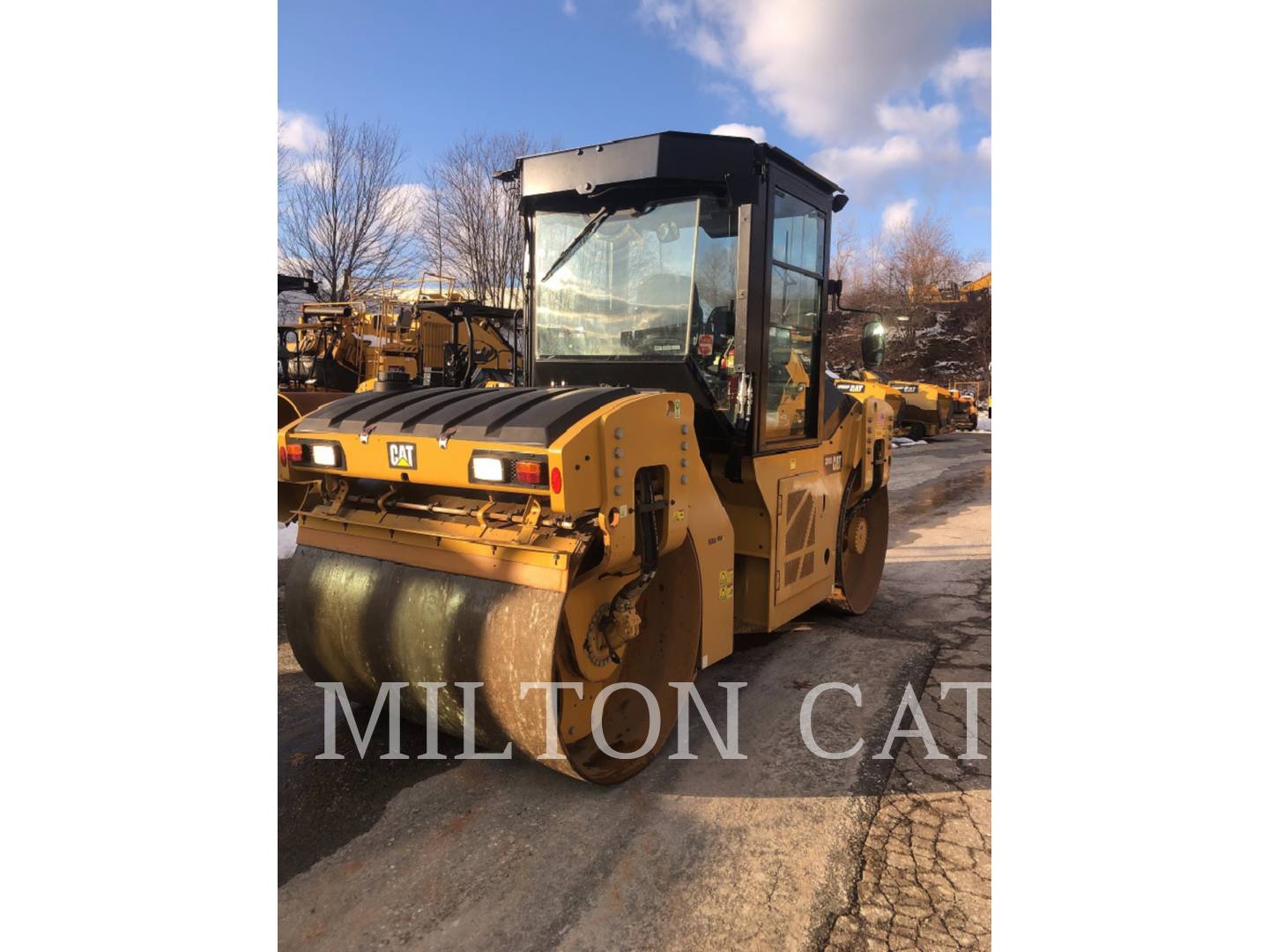 2018 Caterpillar CB10 Compactor