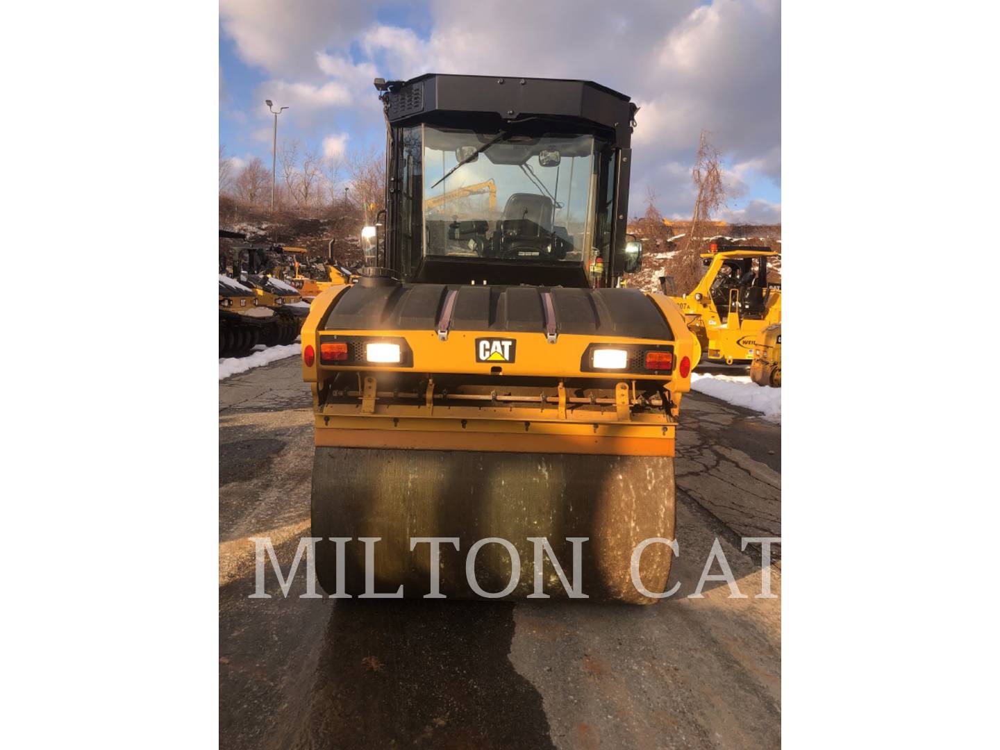 2018 Caterpillar CB10 Compactor