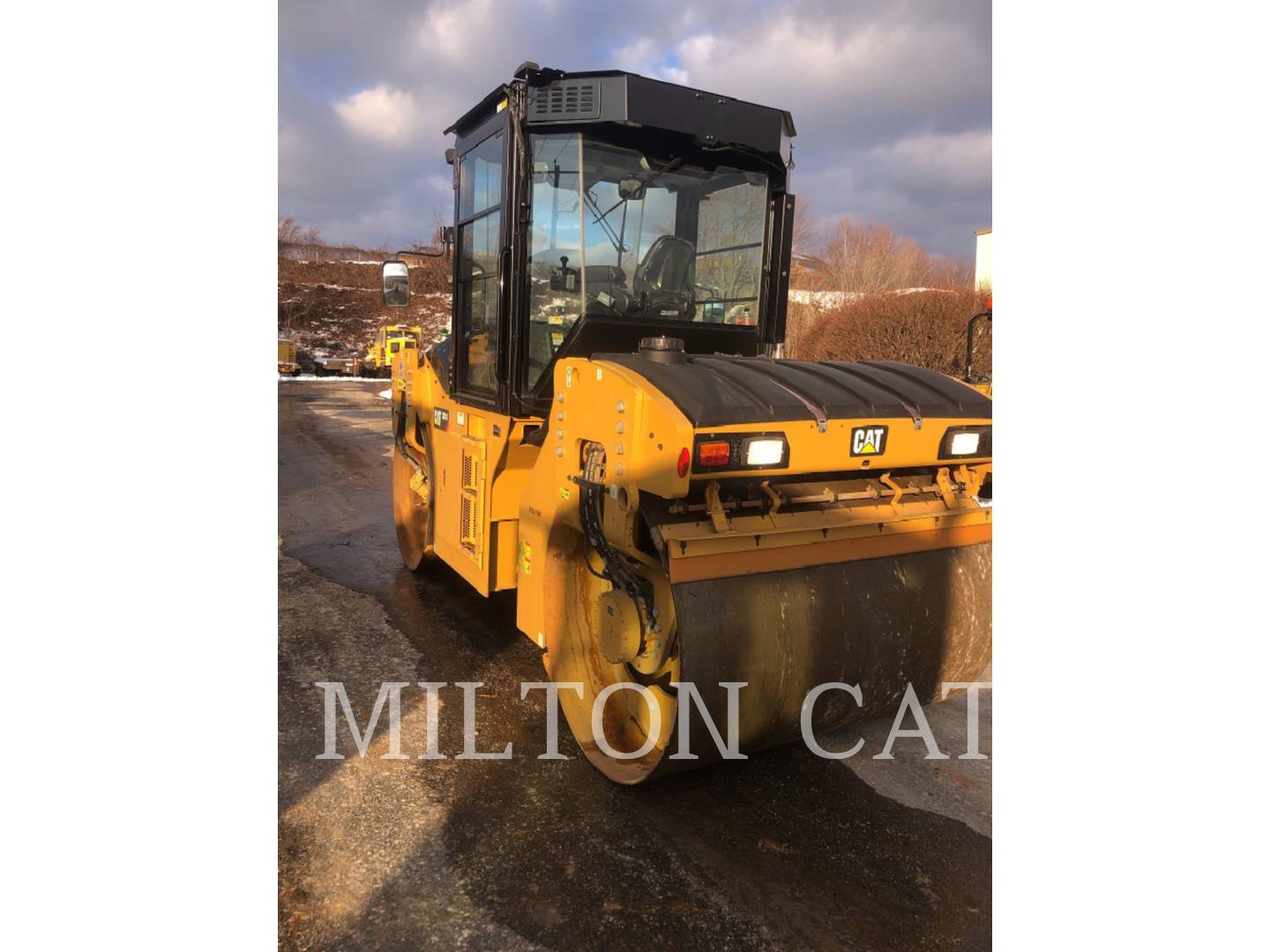 2018 Caterpillar CB10 Compactor