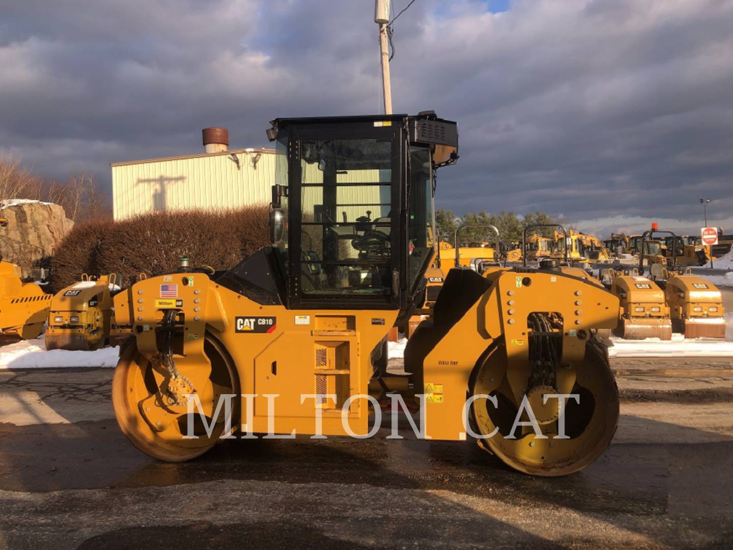 2018 Caterpillar CB10 Compactor