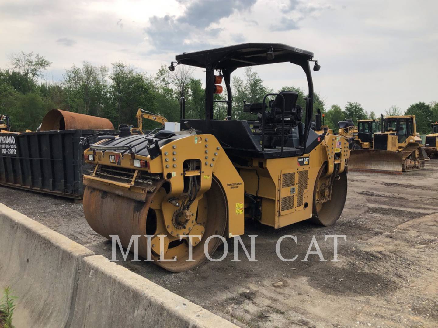 2017 Caterpillar CB64B Compactor