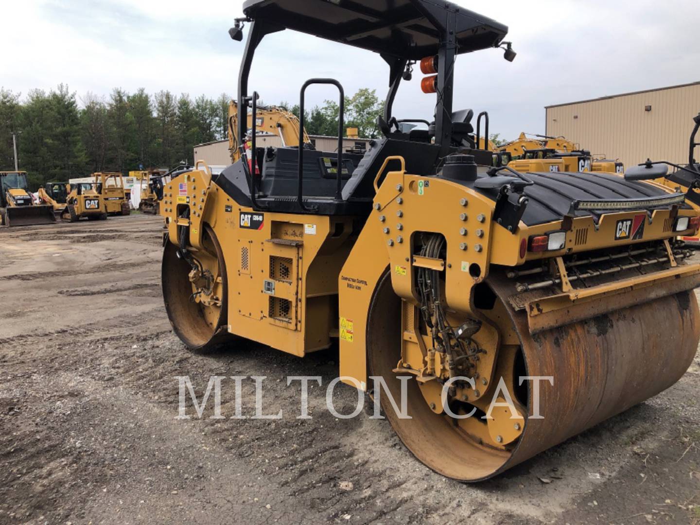 2017 Caterpillar CB64B Compactor