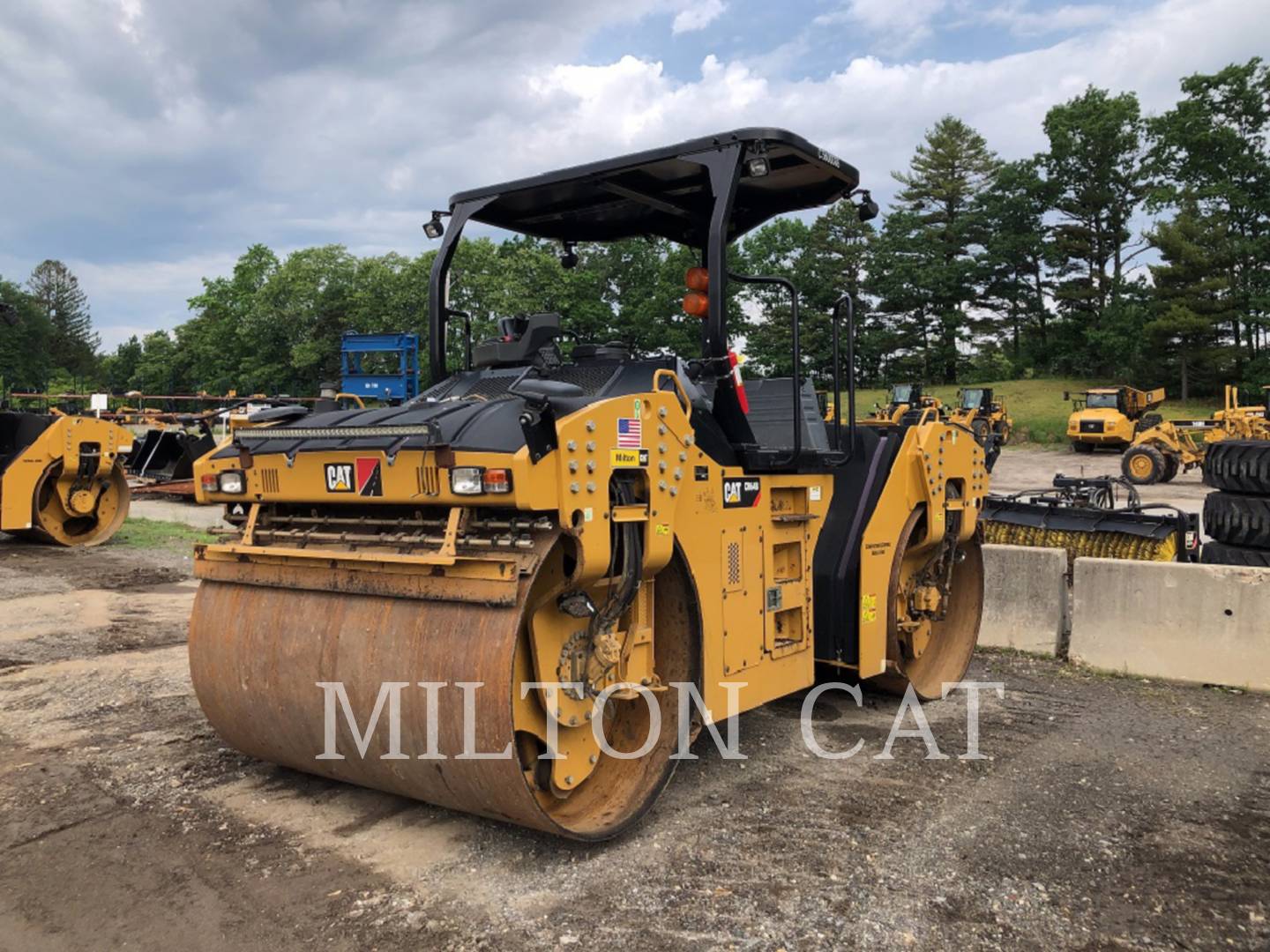 2017 Caterpillar CB64B Compactor