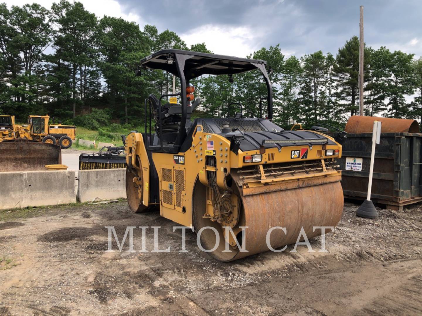 2017 Caterpillar CB64B Compactor