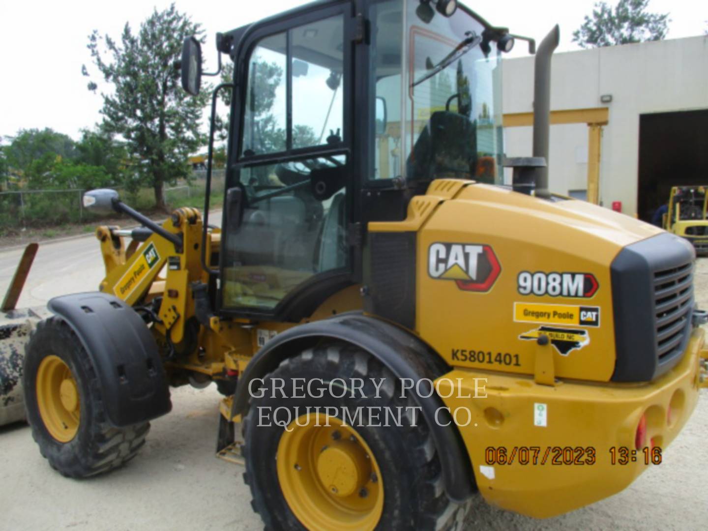 2020 Caterpillar 908M Wheel Loader