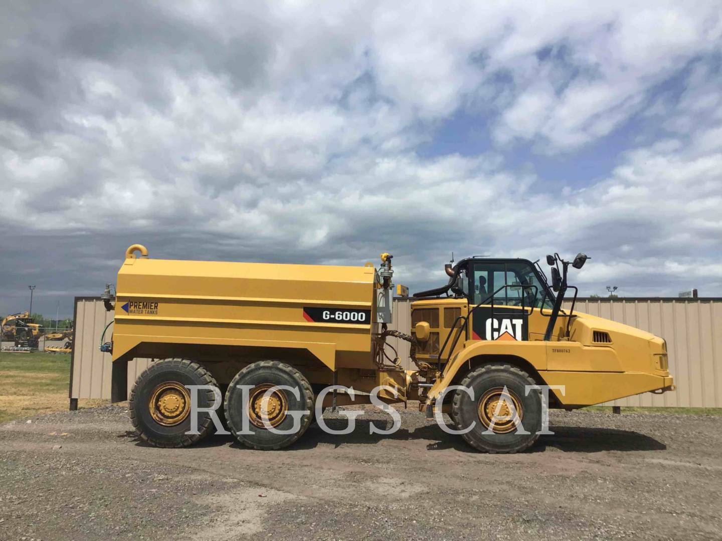 2016 Caterpillar 725C Water Truck