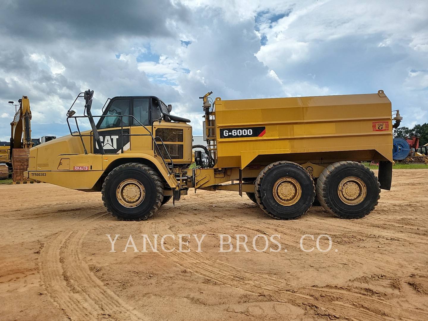 2014 Caterpillar 725 WT Trailer