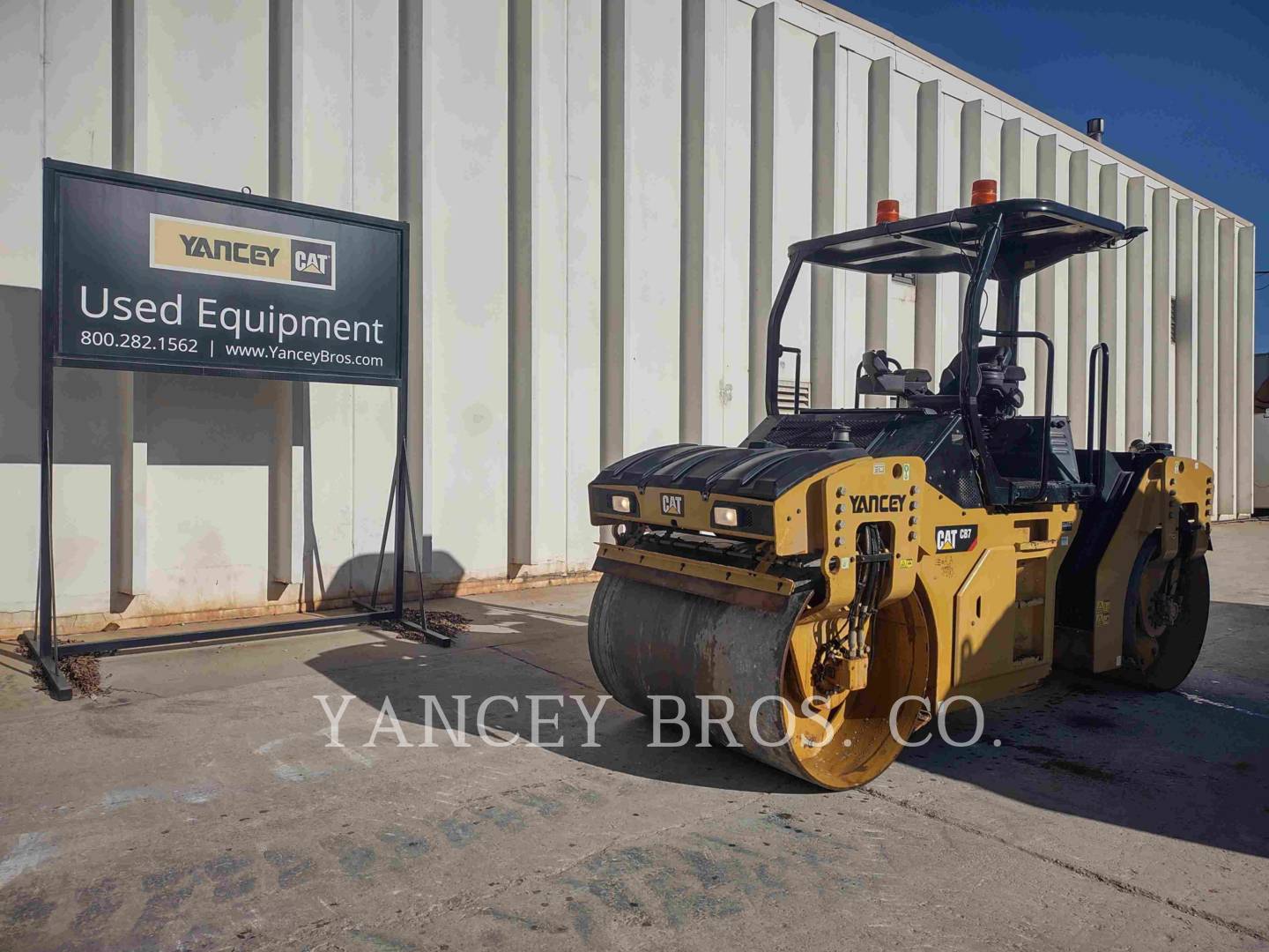 2018 Caterpillar CB7 Compactor