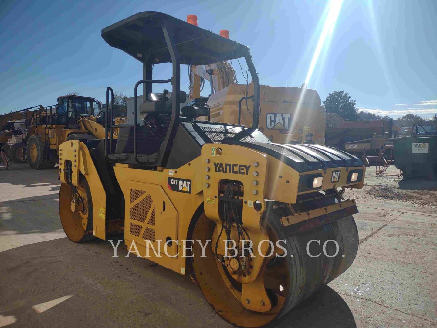 2018 Caterpillar CB7 Compactor