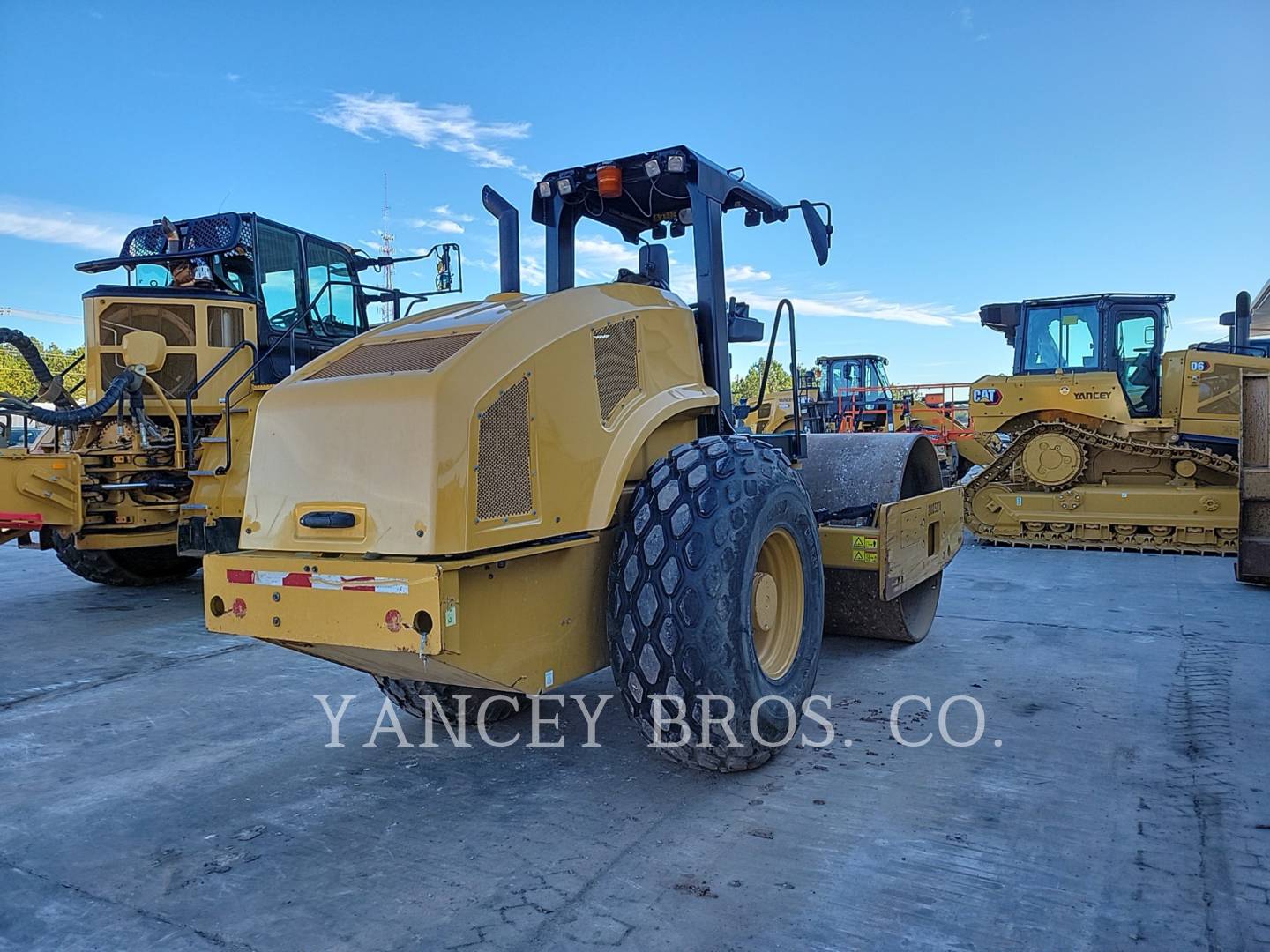 2017 Caterpillar CS56B Compactor