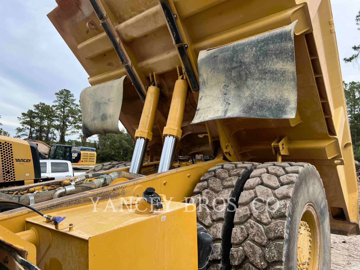 2017 Caterpillar 770G Truck