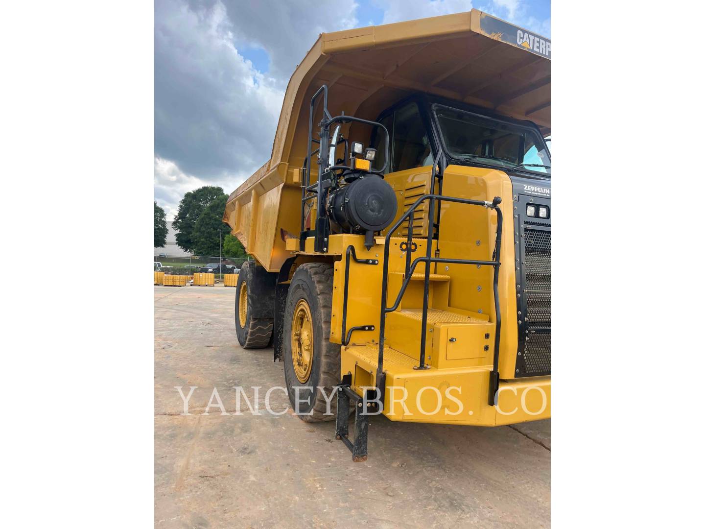 2017 Caterpillar 770G Truck