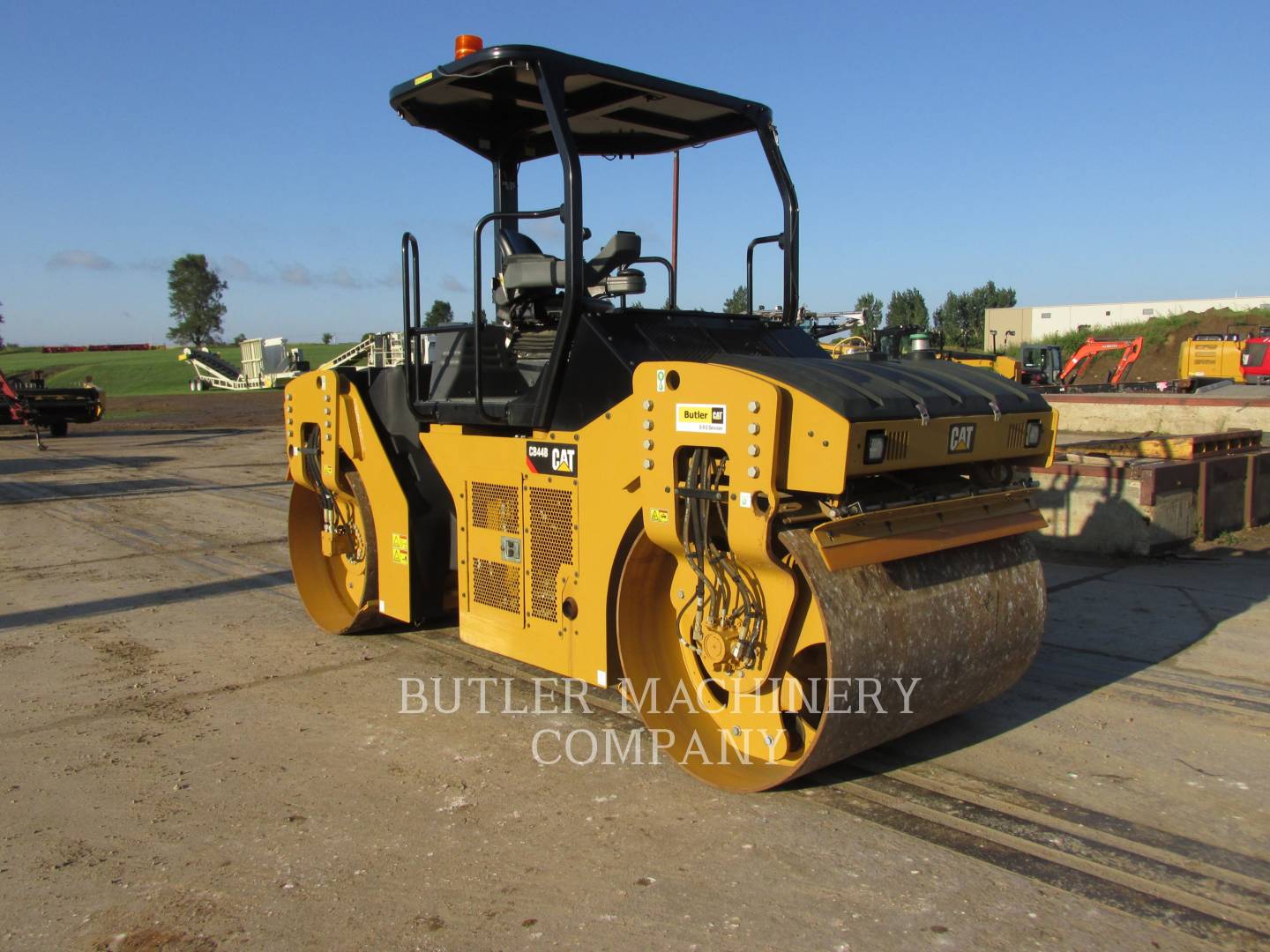 2015 Caterpillar CB44B Paver