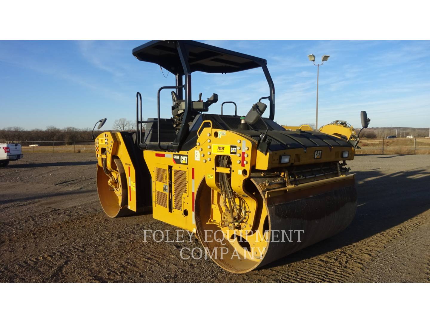 2016 Caterpillar CB66B Compactor