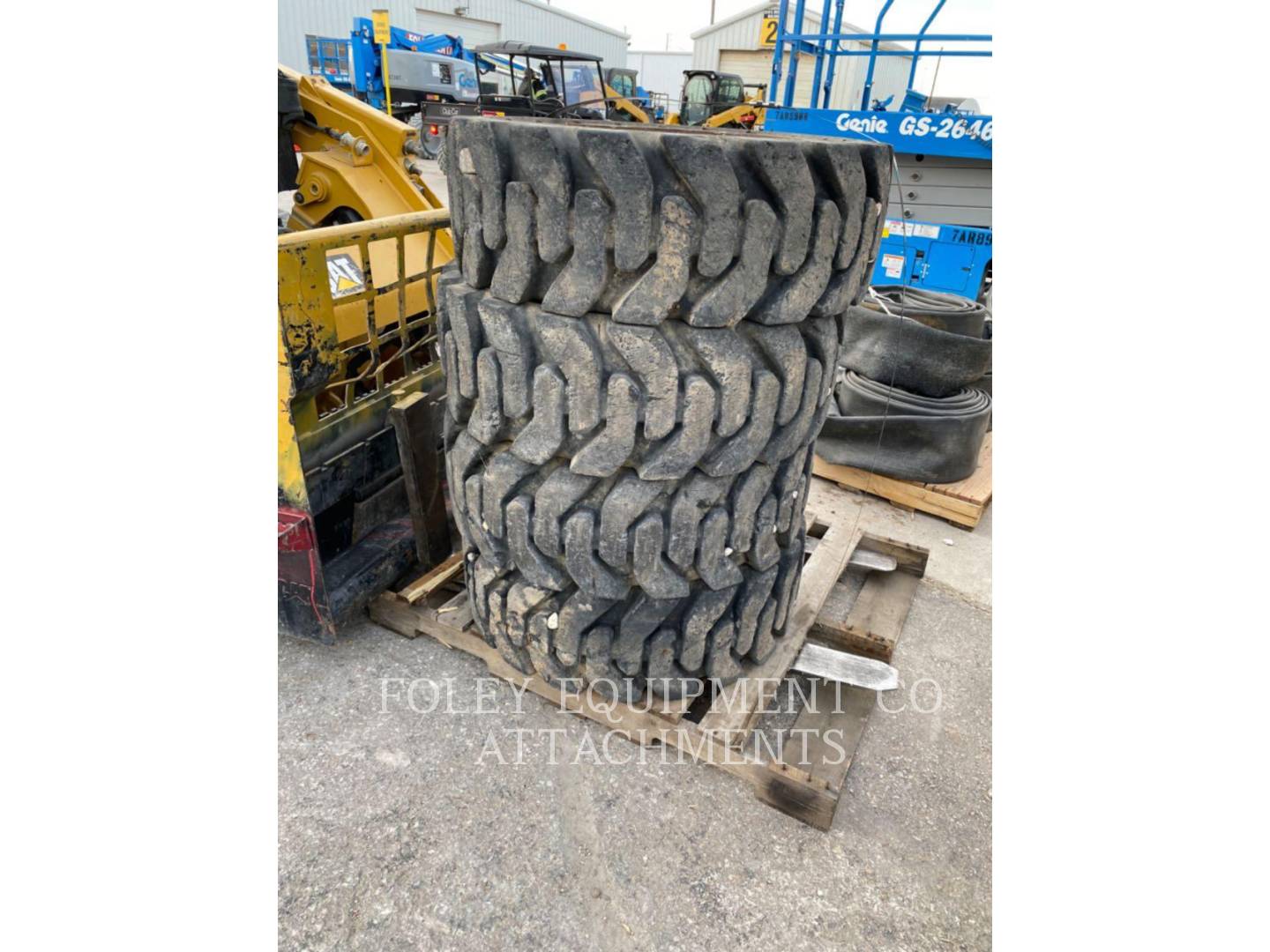 Caterpillar TR2621216S Skid Steer Loader