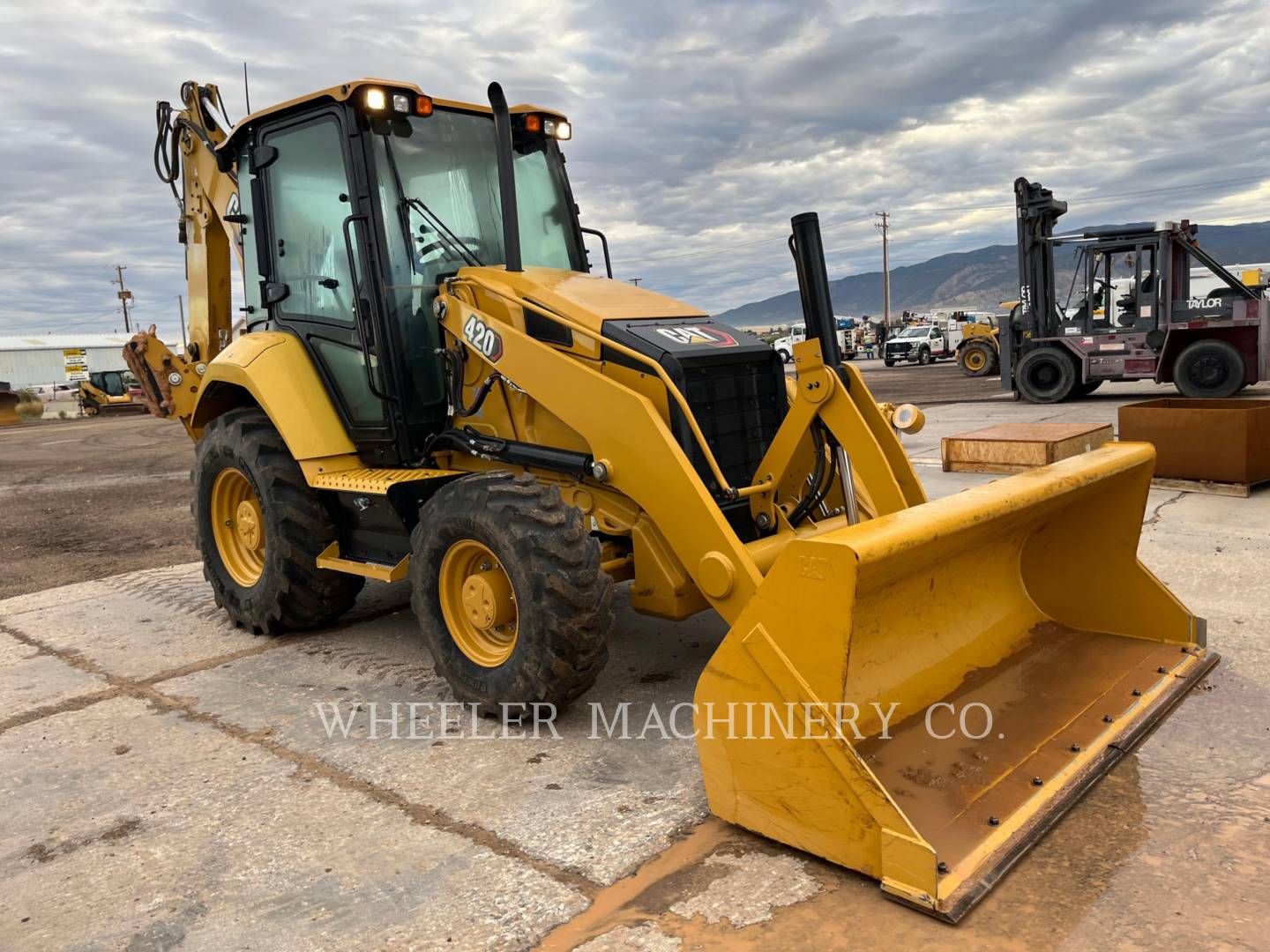 2022 Caterpillar 420 Tractor Loader Backhoe