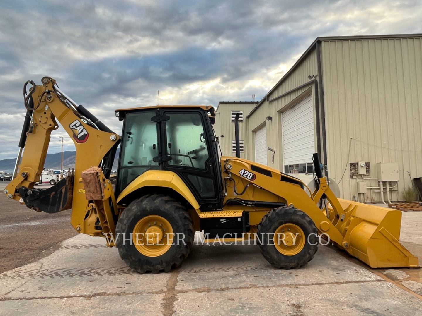 2022 Caterpillar 420 Tractor Loader Backhoe