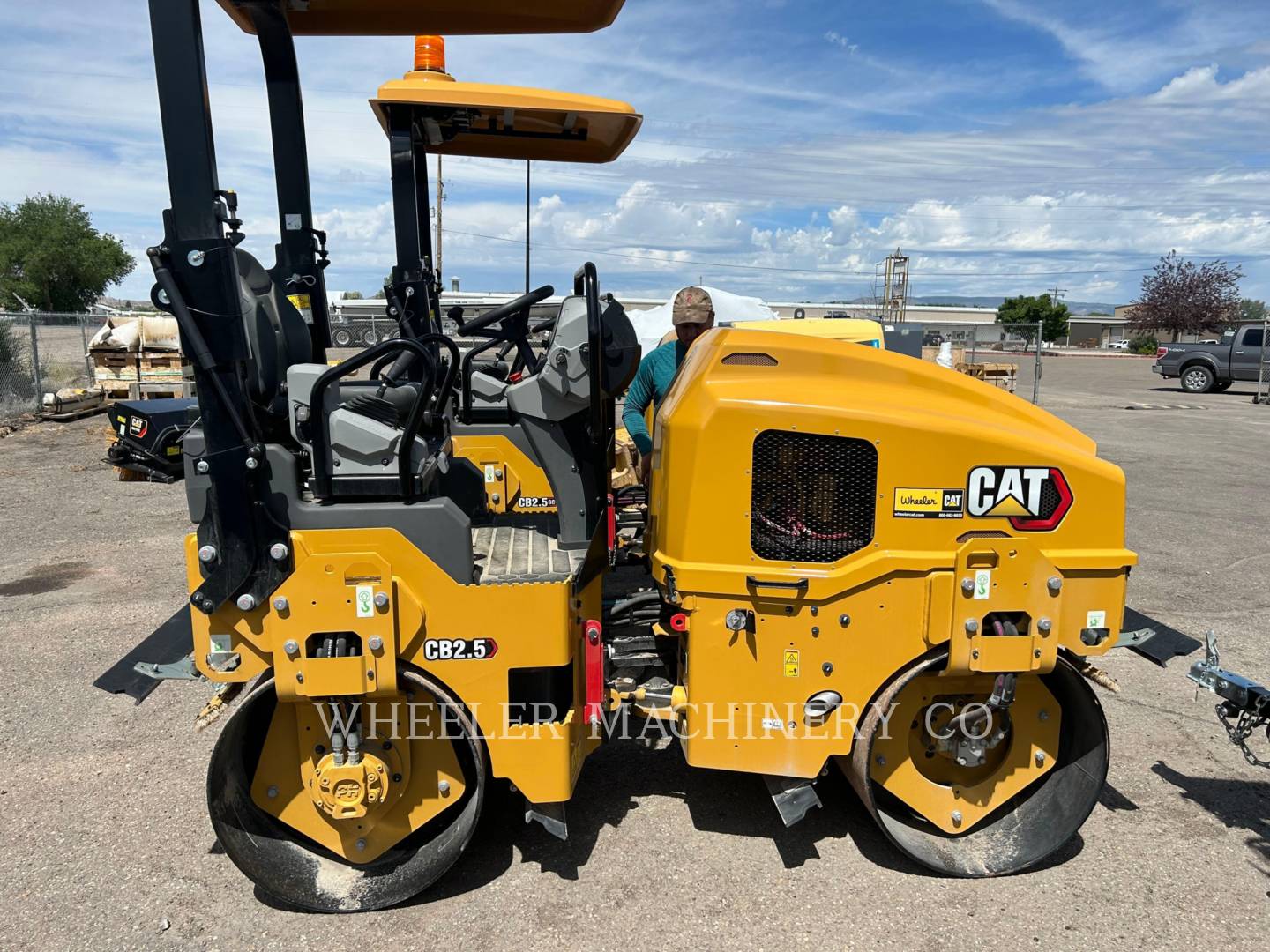 2022 Caterpillar CB2.5 Vibratory Double