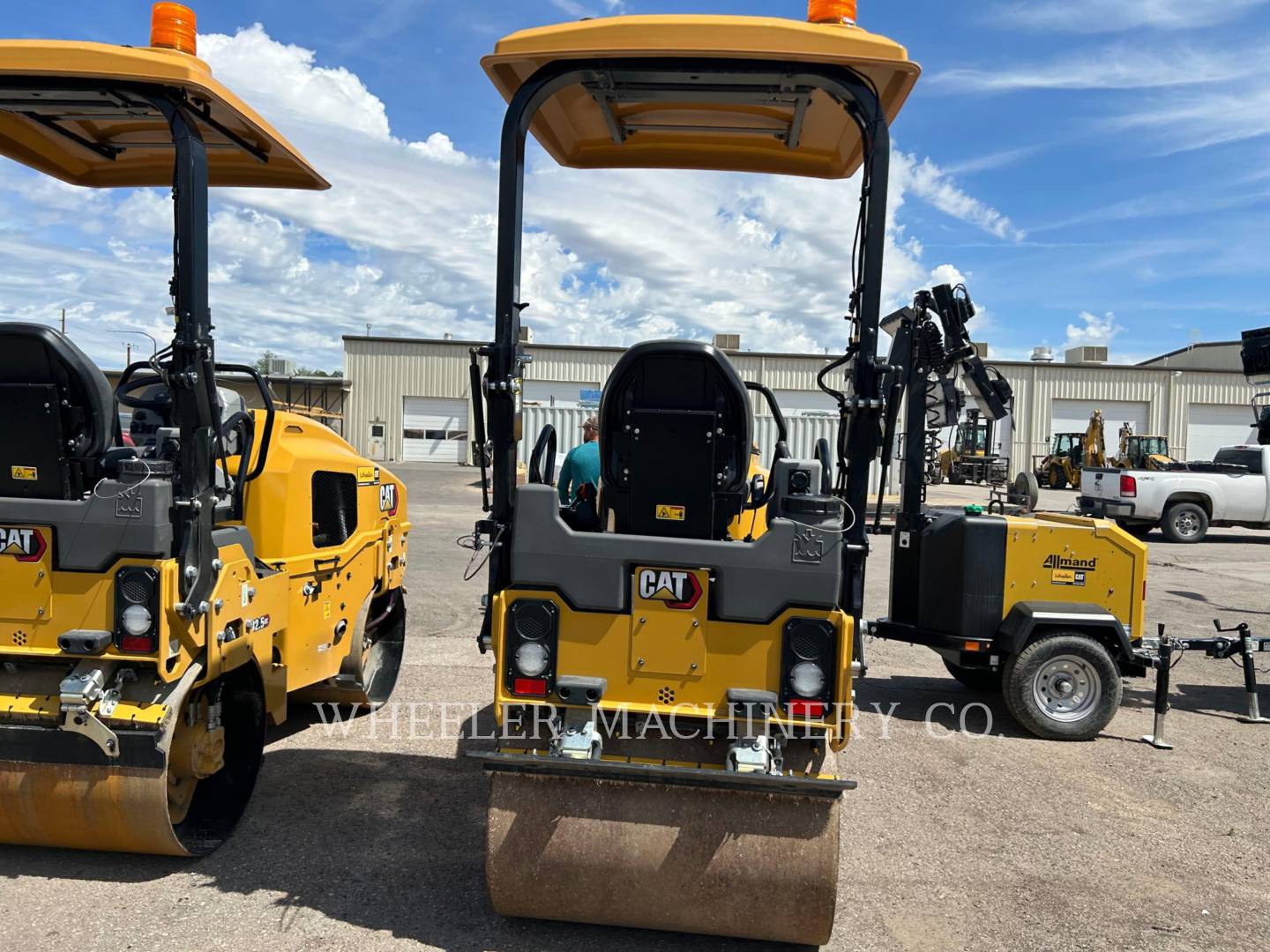 2022 Caterpillar CB2.5 Vibratory Double