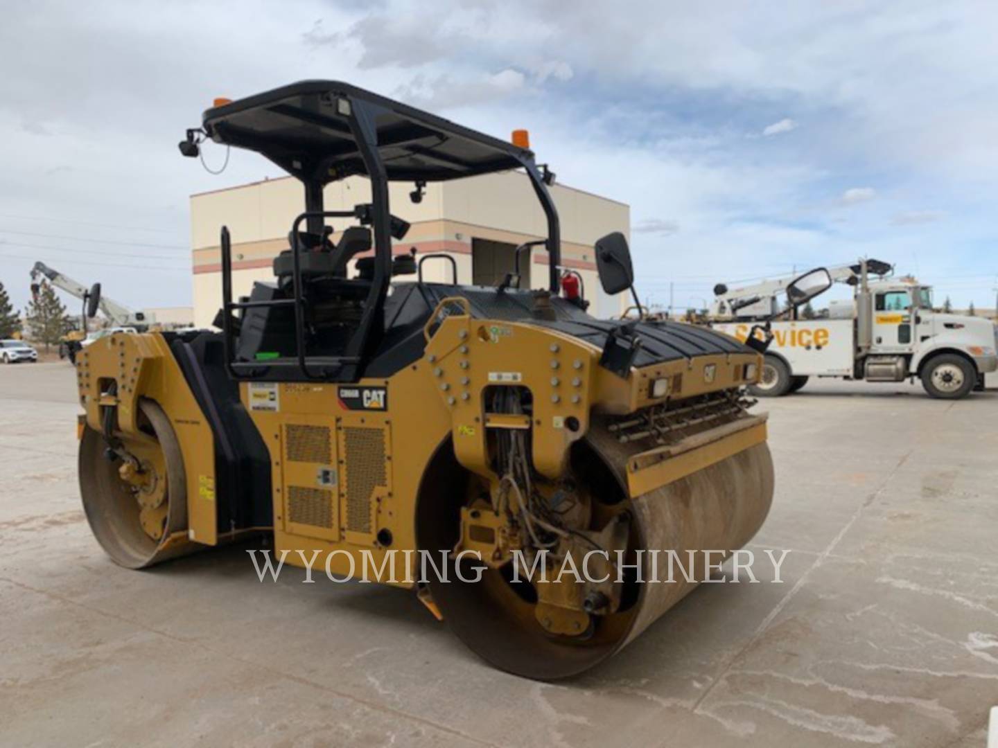 2017 Caterpillar CB66B Compactor