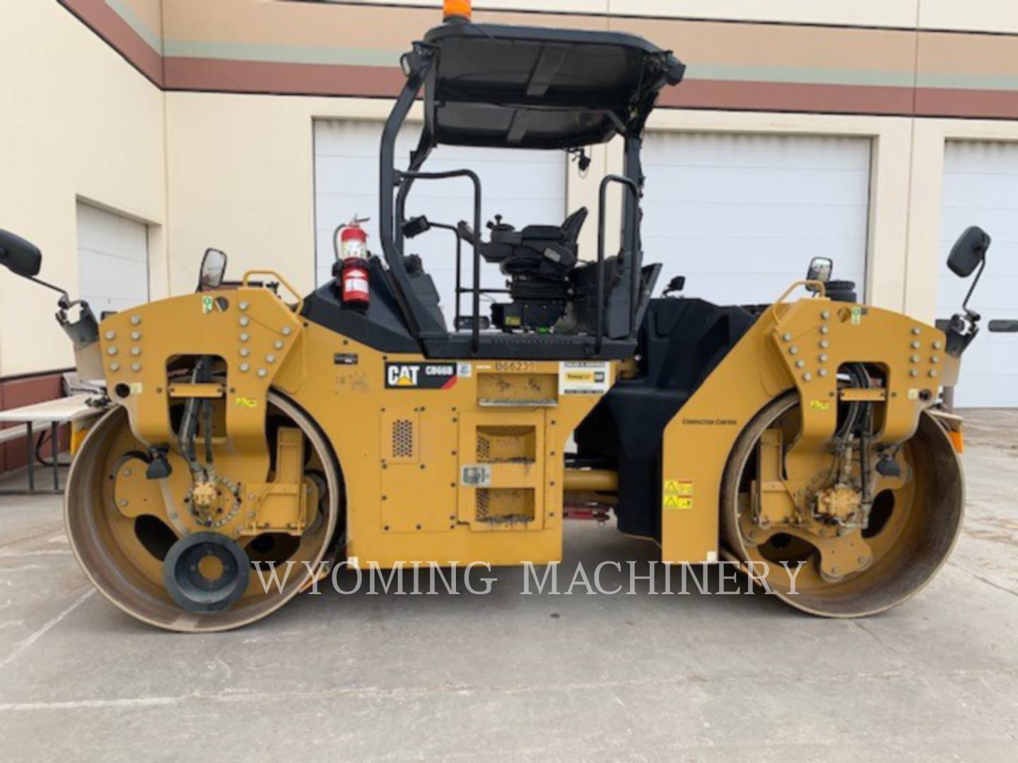 2017 Caterpillar CB66B Compactor