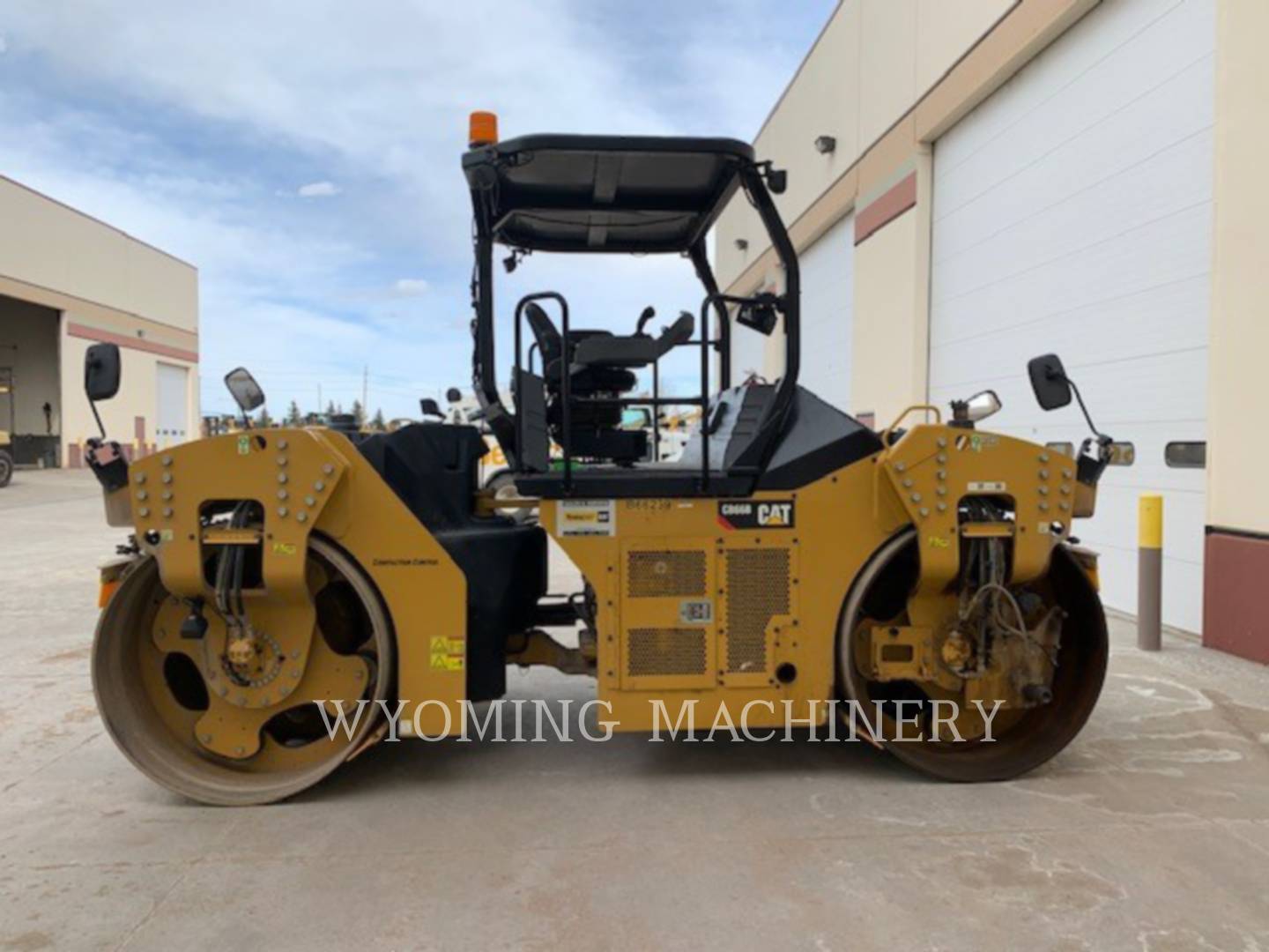 2017 Caterpillar CB66B Compactor