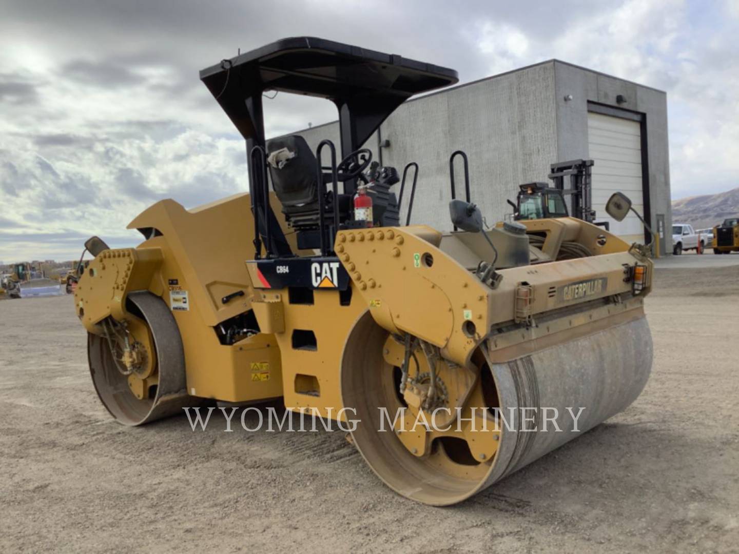 2014 Caterpillar CB64 Compactor