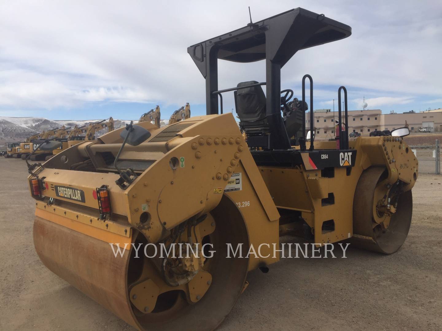 2015 Caterpillar CB64 Compactor